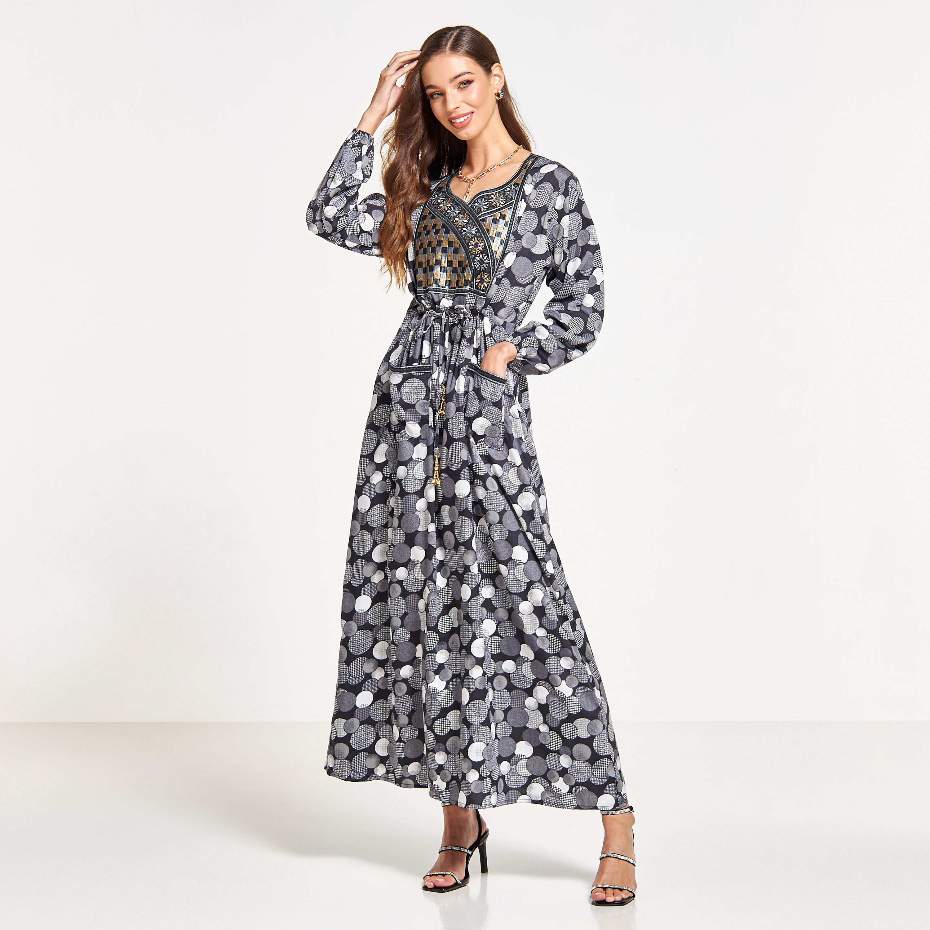 جلابية مطرّزة بأربطة وجيوب من مليكة-women-arabicclothing-jalabiyas-image-1
