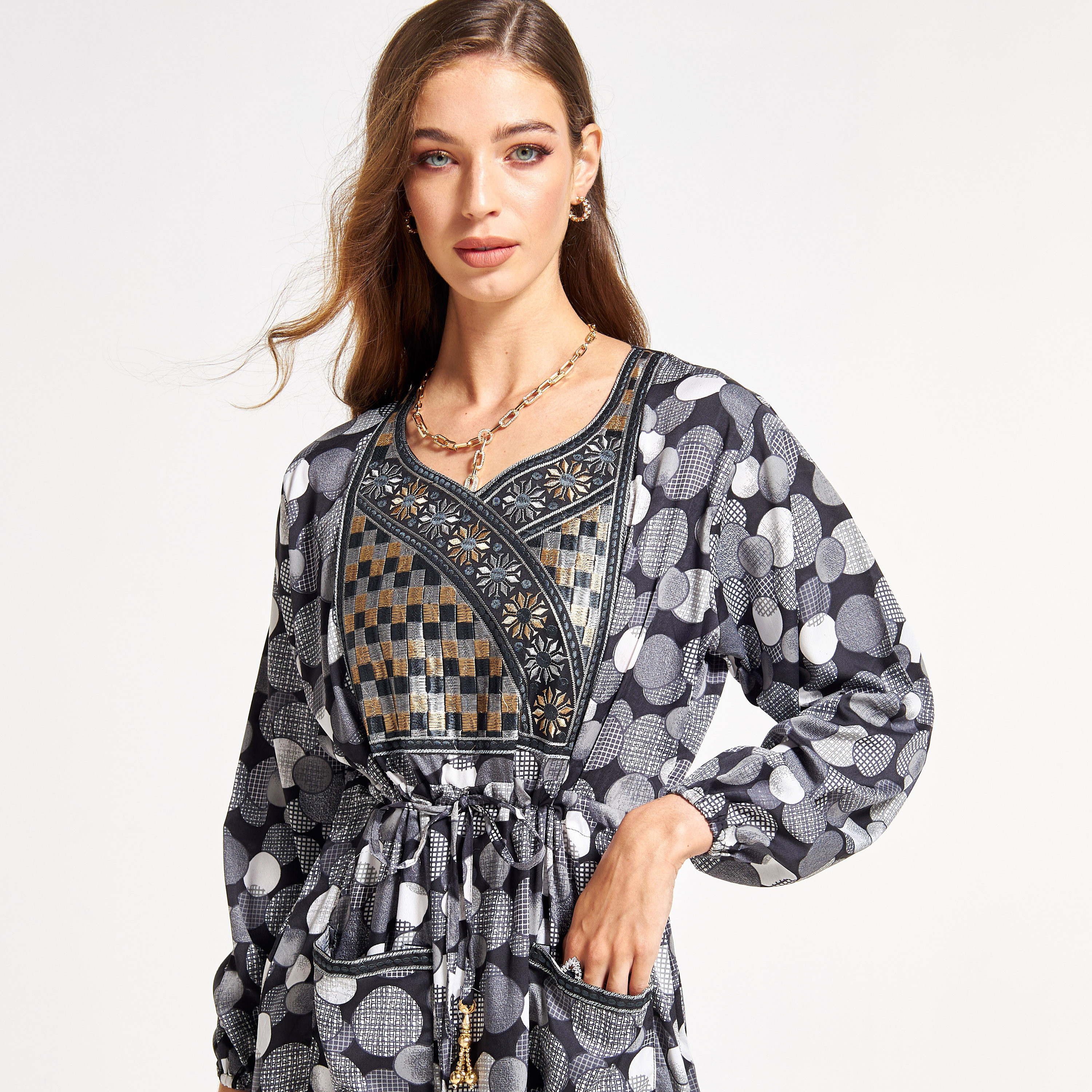 جلابية مطرّزة بأربطة وجيوب من مليكة-women-arabicclothing-jalabiyas-image-3