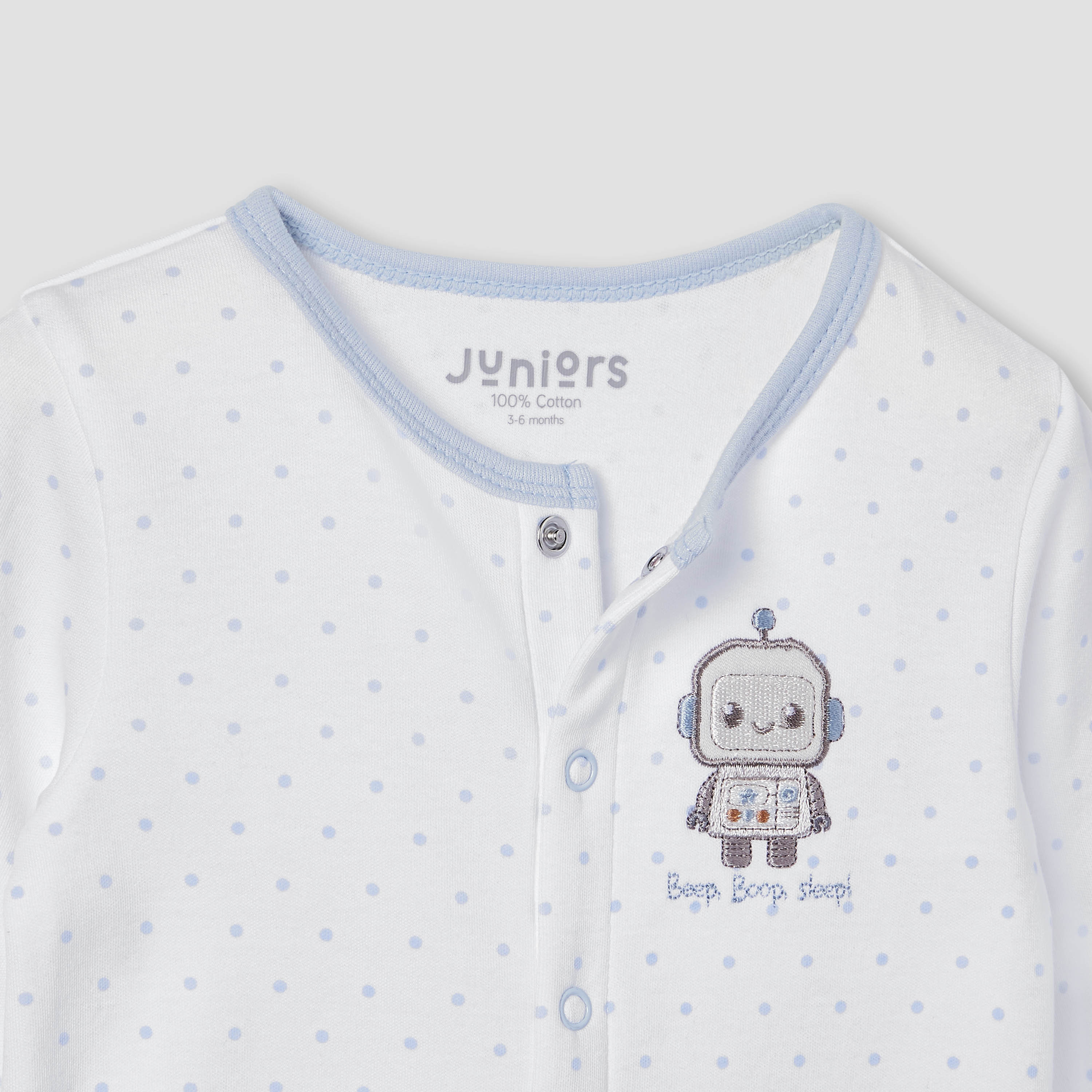 بدلة نوم بأكمام طويلة وإغلاق بزرار مزينة بتطريز روبوت من جونيورز-baby-boys-clothing-nightwear-sleepsuits-image-2