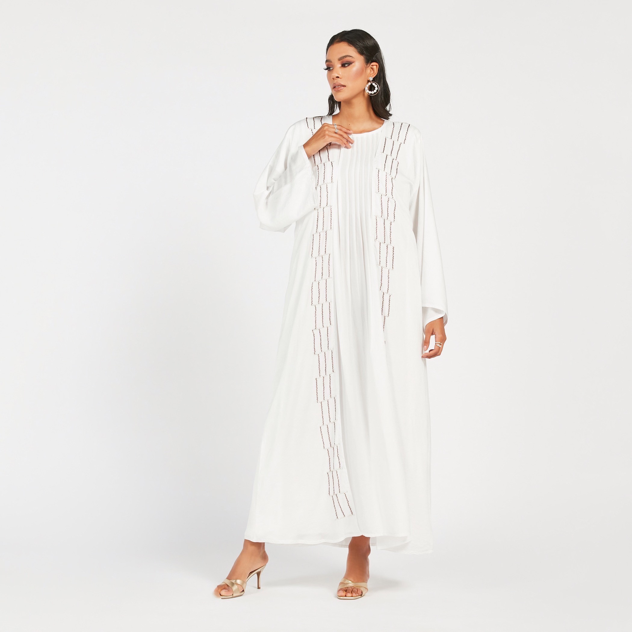 عباية مفتوحة من الأمام مطرزة من مويستريت-women-arabicclothing-abayas-image-3