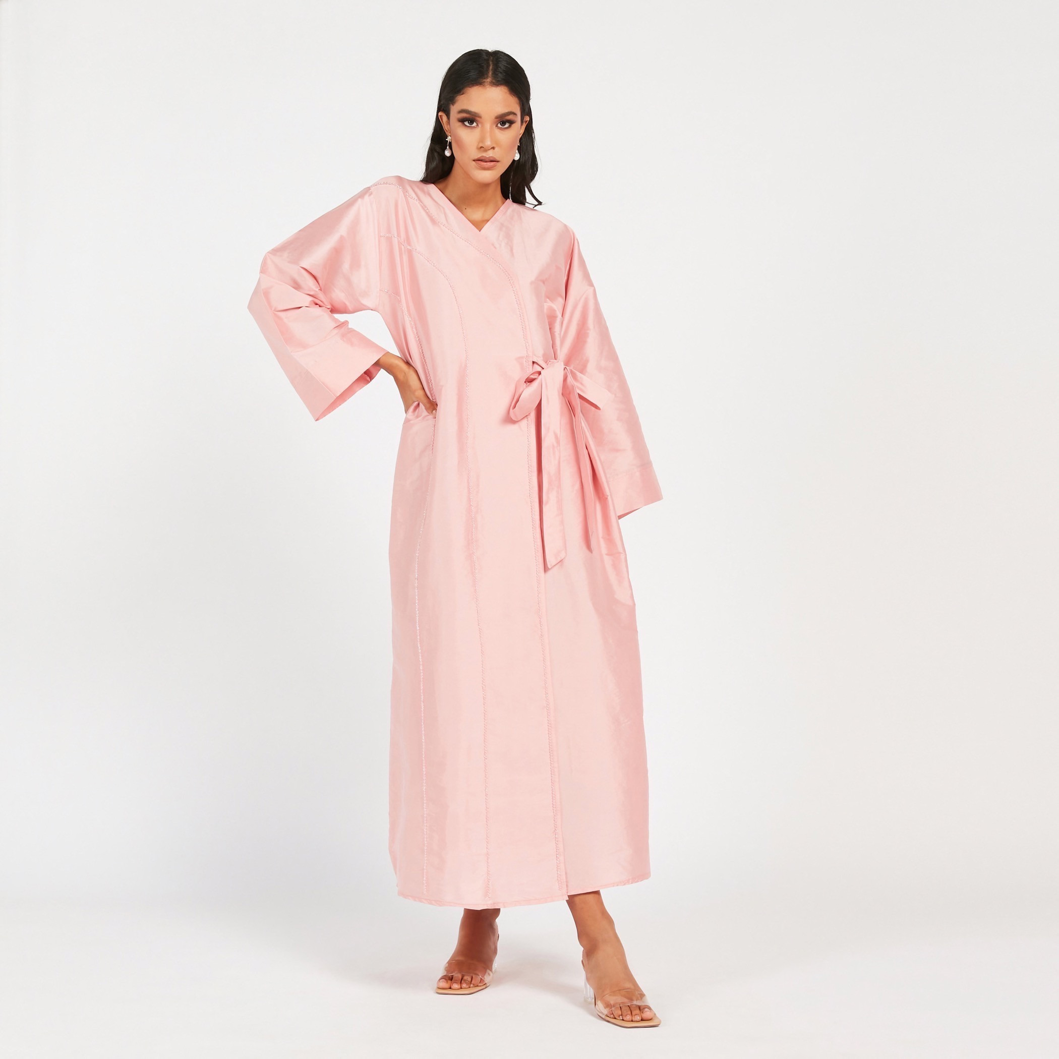 عباية سادة بأكمام واسعة وأربطة من مويستريت-women-arabicclothing-abayas-image-2