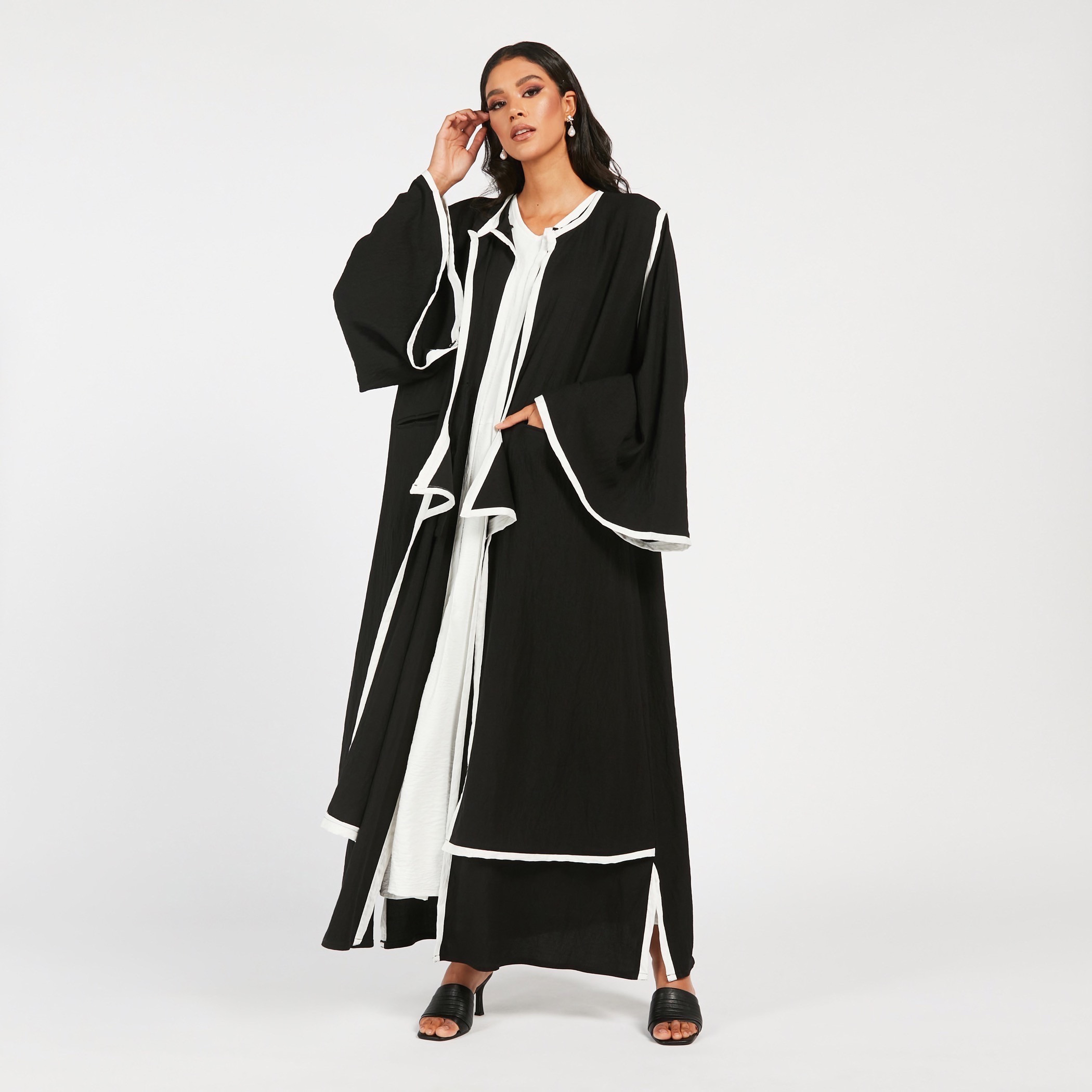 عباية سادة مفتوحة من الأمام بأكمام واسعة وفتحات من مويستريت-women-arabicclothing-abayas-image-4