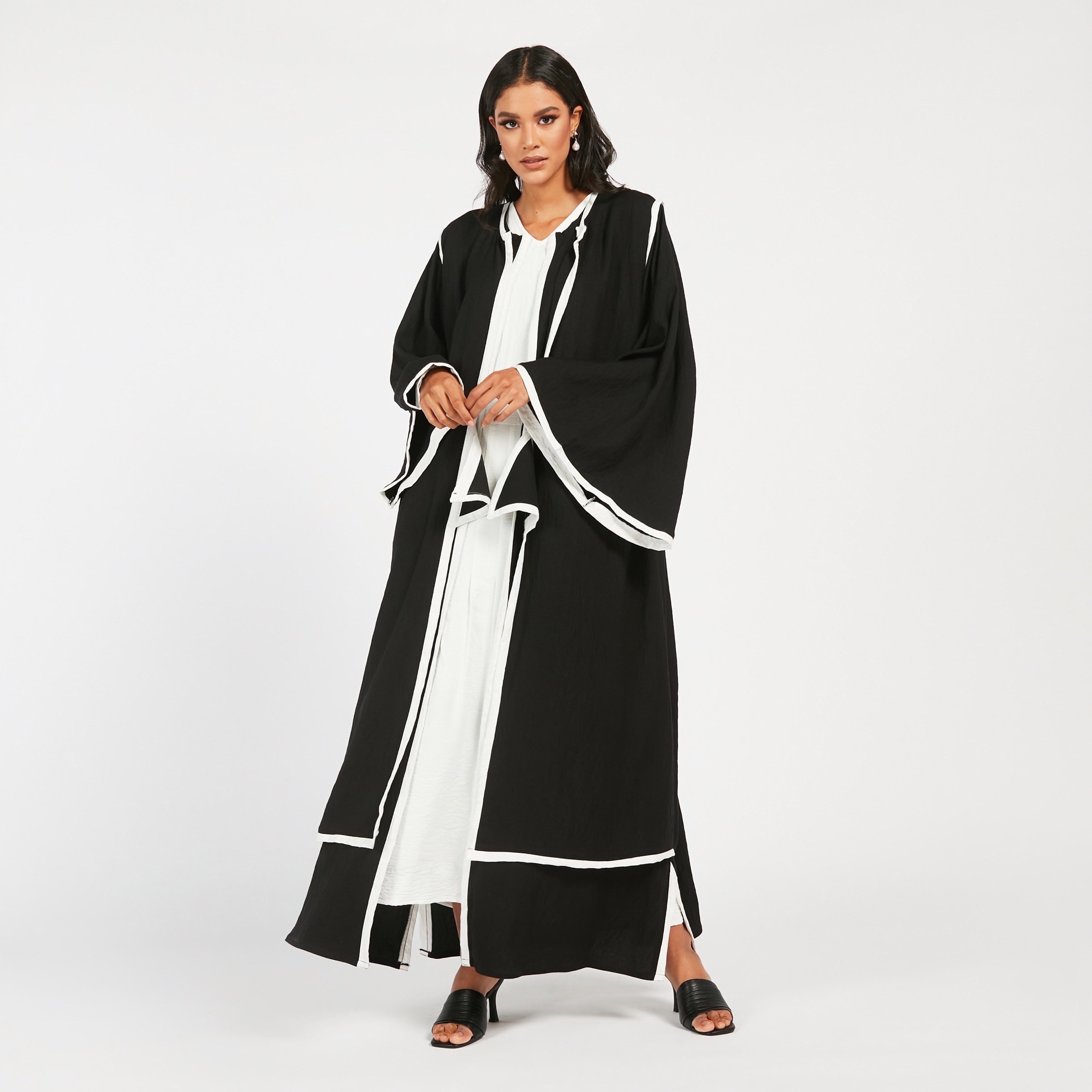 عباية سادة مفتوحة من الأمام بأكمام واسعة وفتحات من مويستريت-women-arabicclothing-abayas-image-3