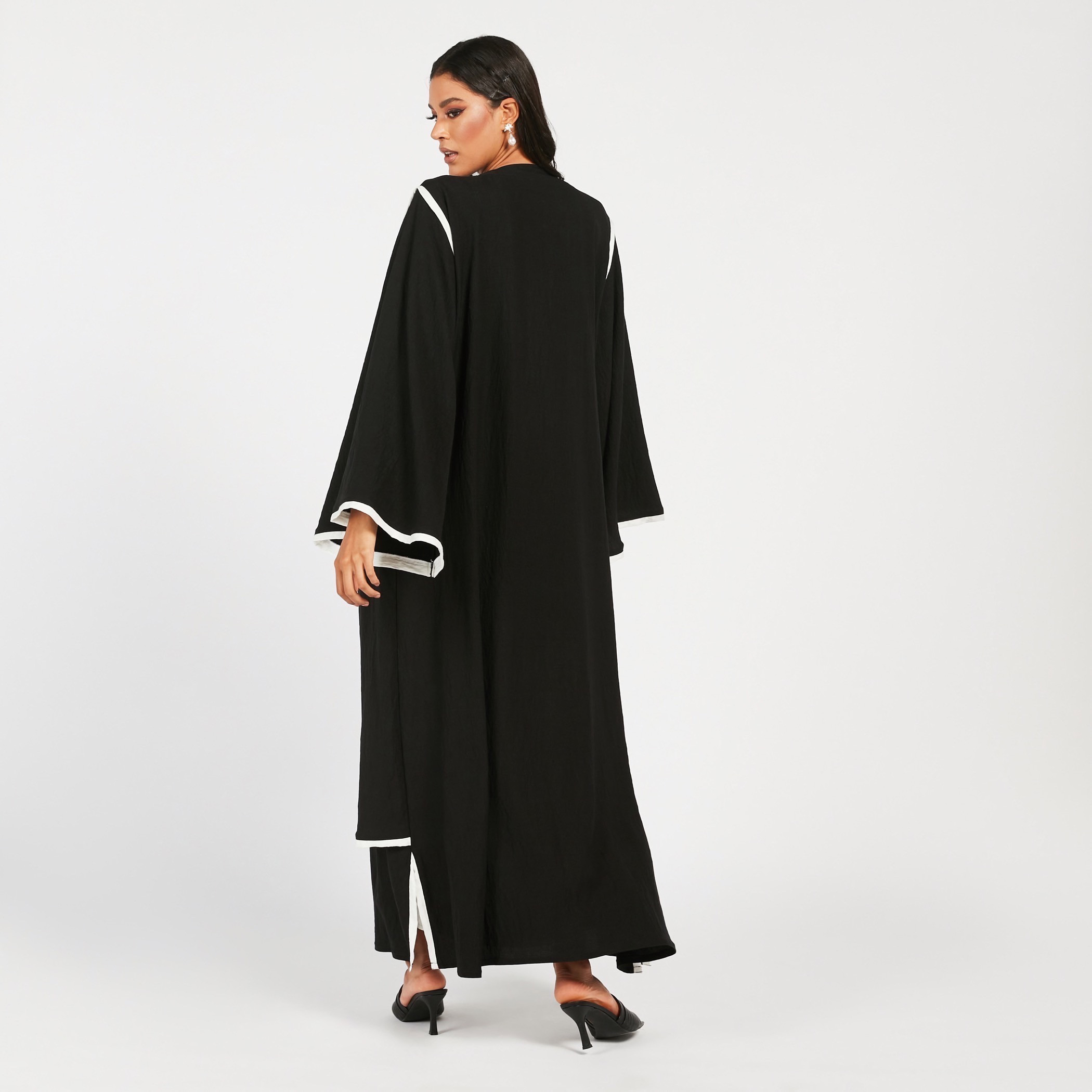 عباية سادة مفتوحة من الأمام بأكمام واسعة وفتحات من مويستريت-women-arabicclothing-abayas-image-1