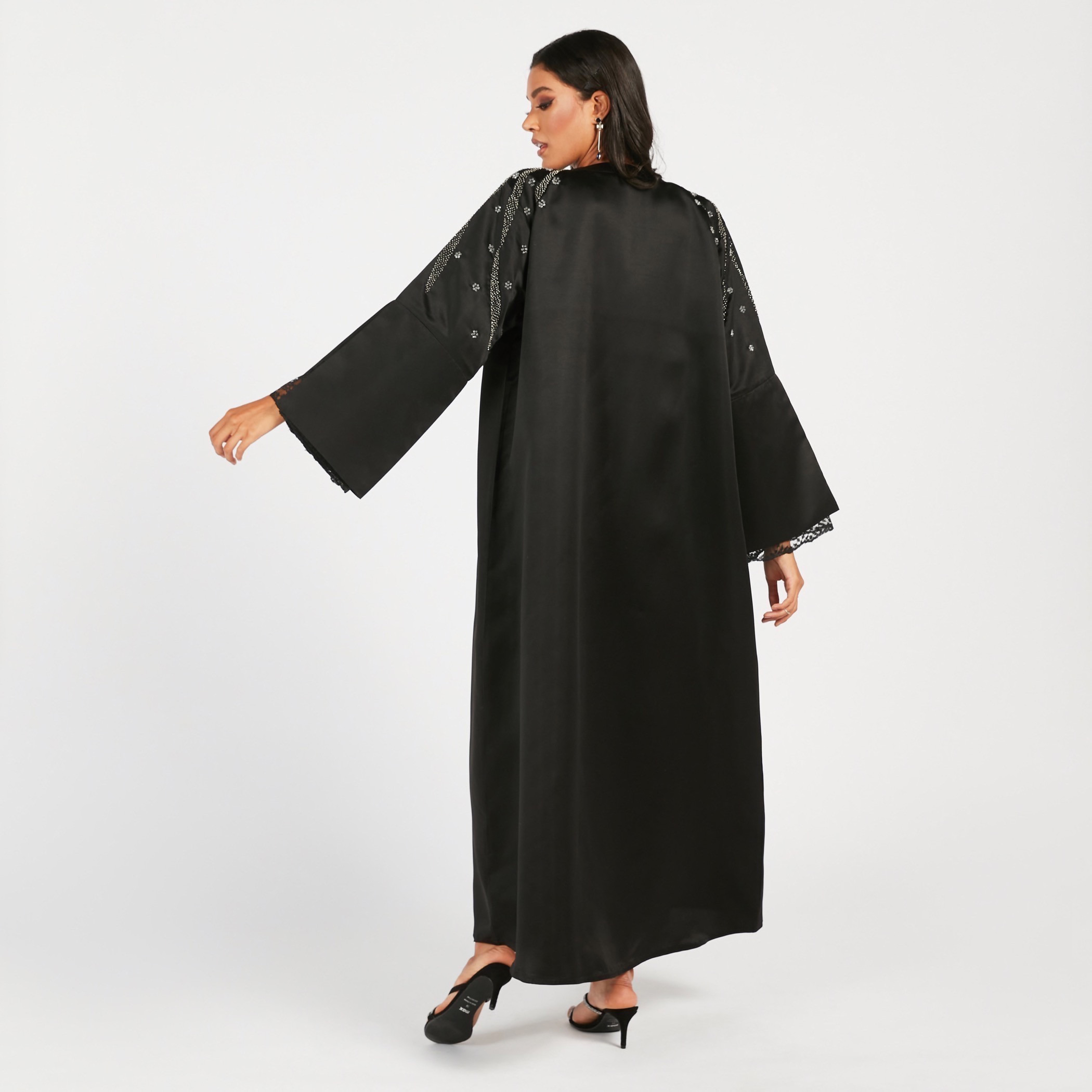 عباية مزيّنة مفتوحة من الأمام بأكمام بفتحات من مويستريت-women-arabicclothing-abayas-image-4