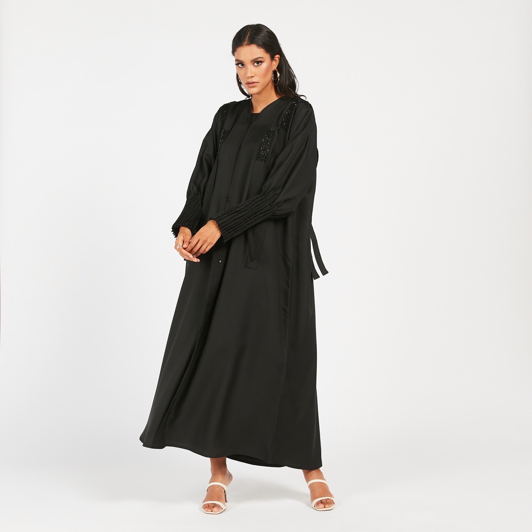 عباية مزيّن بأكمام بيشوب من مويستريت-women-arabicclothing-abayas-image-2