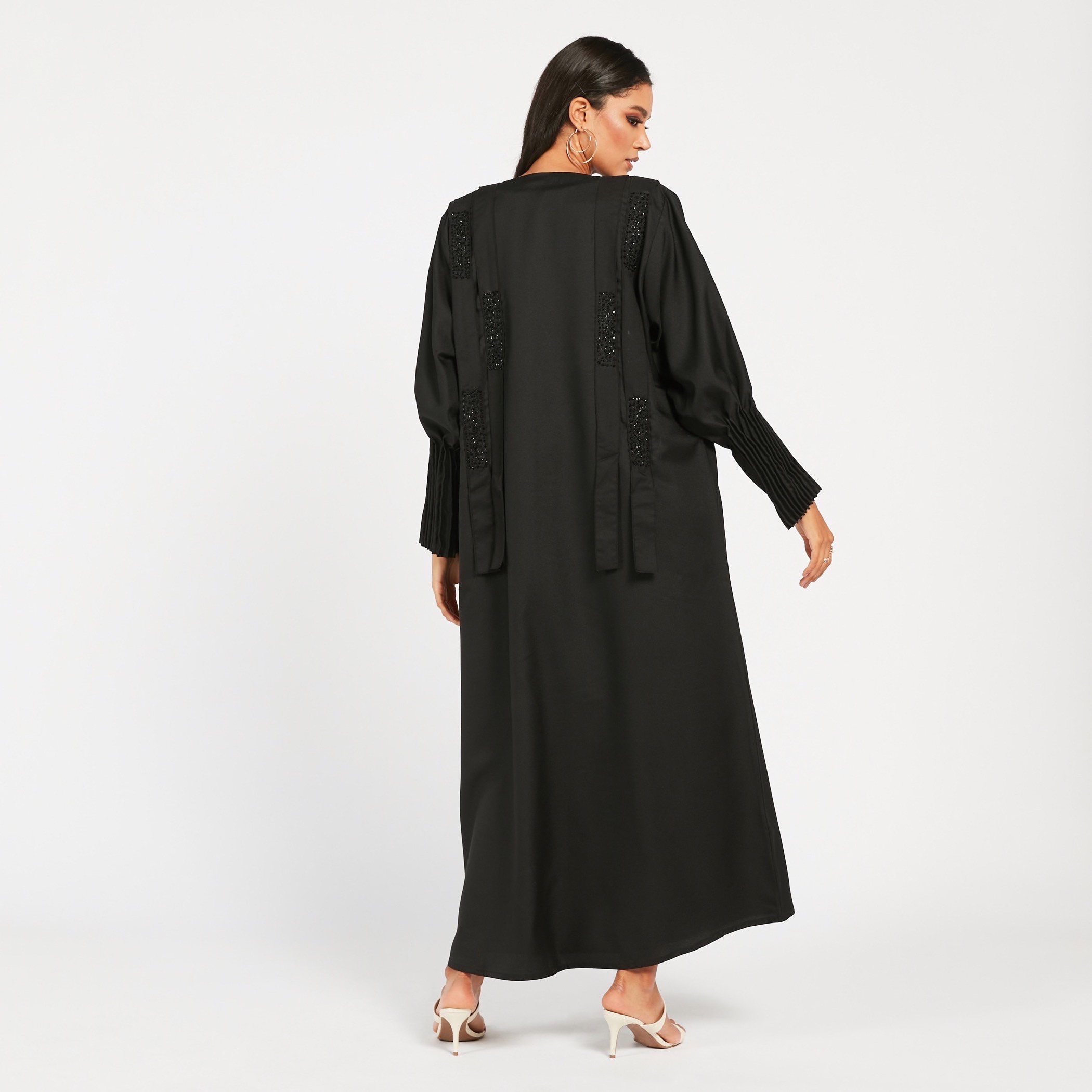 عباية مزيّن بأكمام بيشوب من مويستريت-women-arabicclothing-abayas-image-4