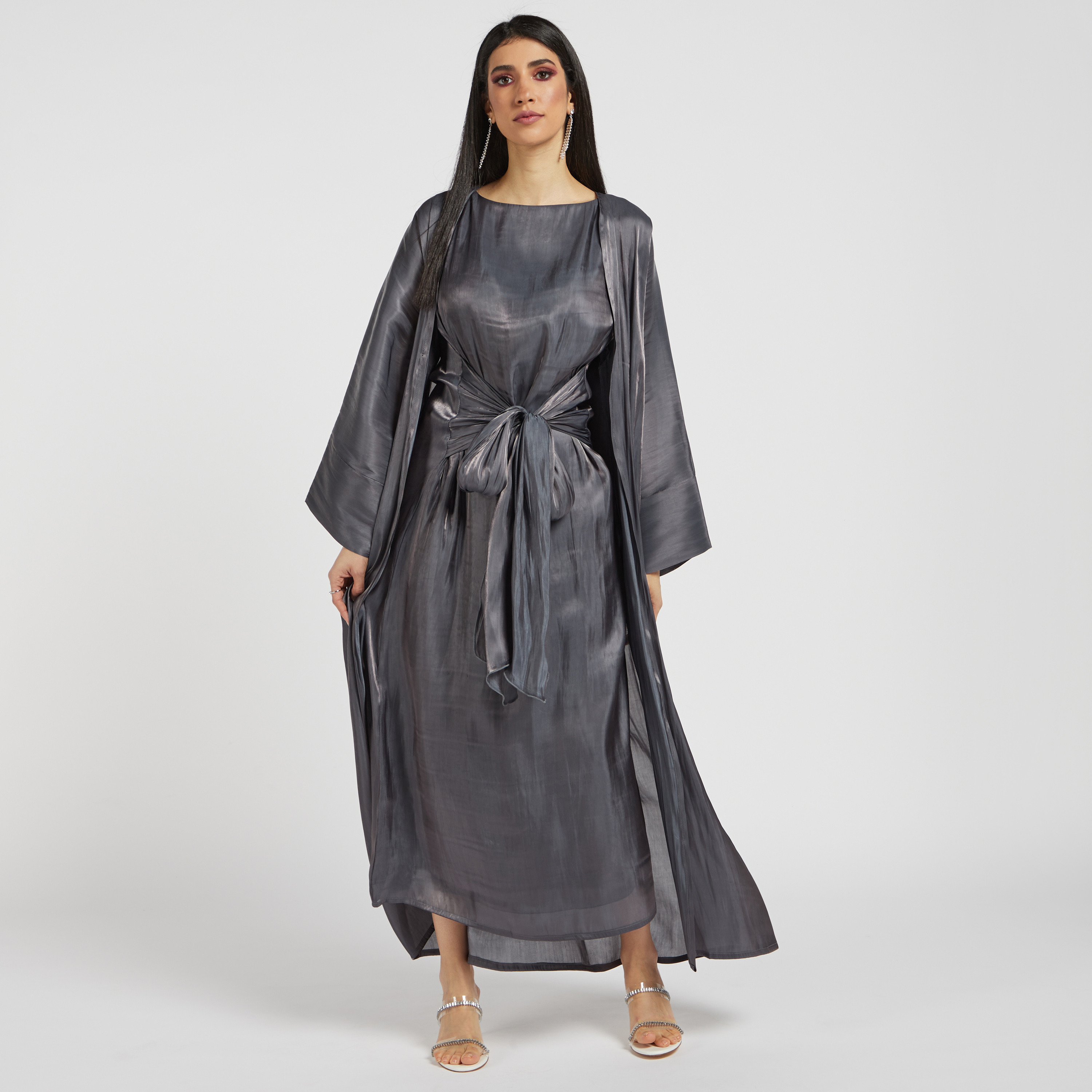 عباية سادة بأكمام طويلة ورباط إغلاق من مويستريت-women-arabicclothing-abayas-image-3