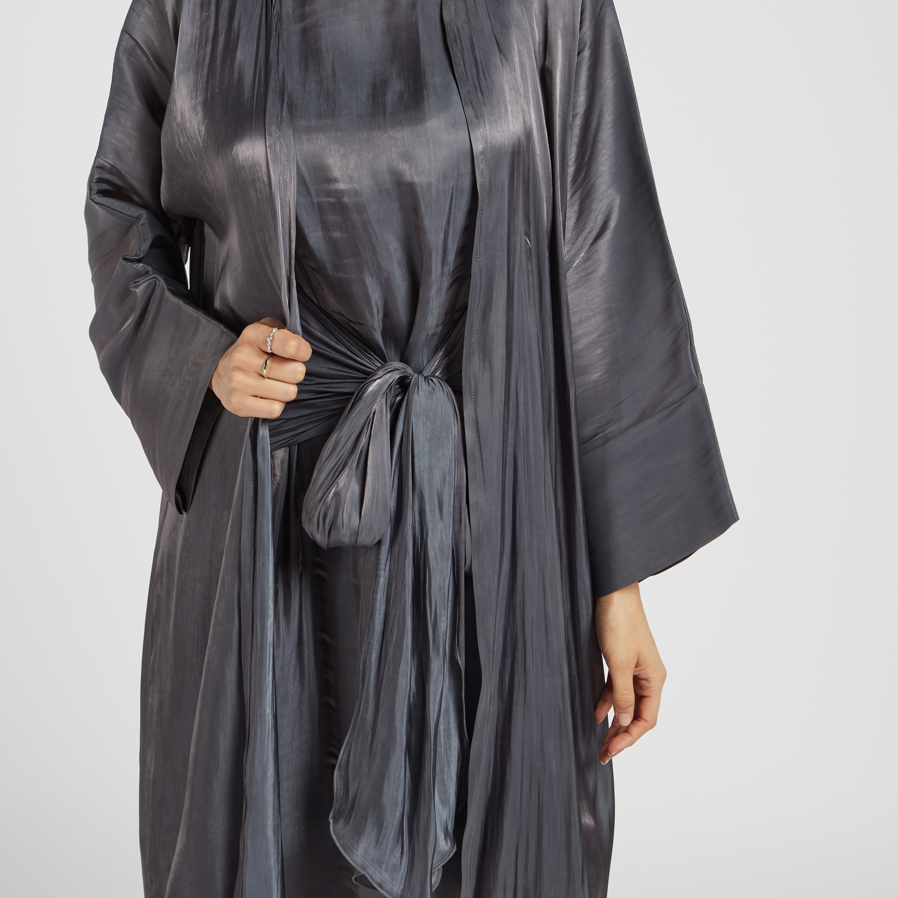 عباية سادة بأكمام طويلة ورباط إغلاق من مويستريت-women-arabicclothing-abayas-image-2