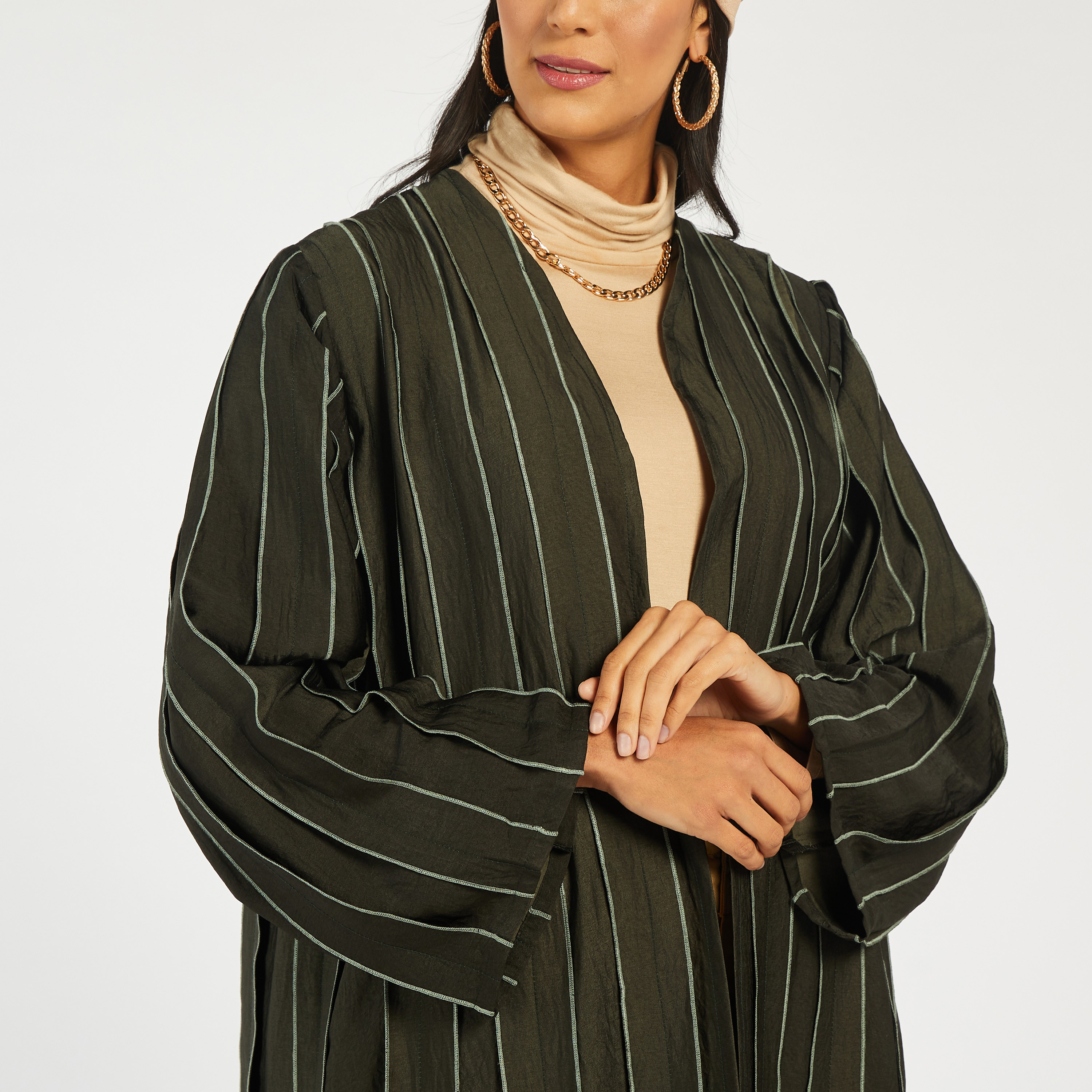 عباية مقلّمة مفتوحة من الأمام من مويستريت-women-arabicclothing-abayas-image-3