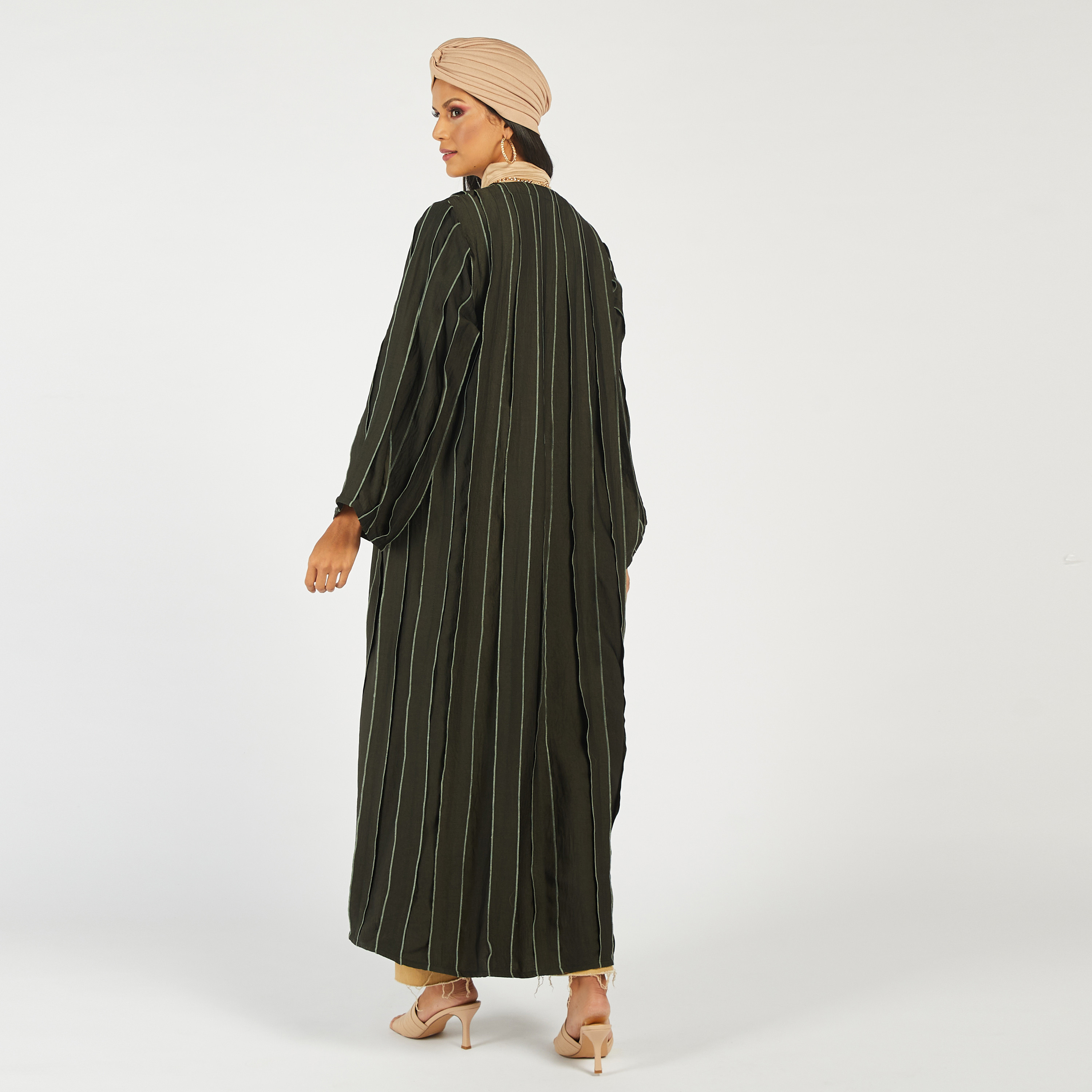 عباية مقلّمة مفتوحة من الأمام من مويستريت-women-arabicclothing-abayas-image-4