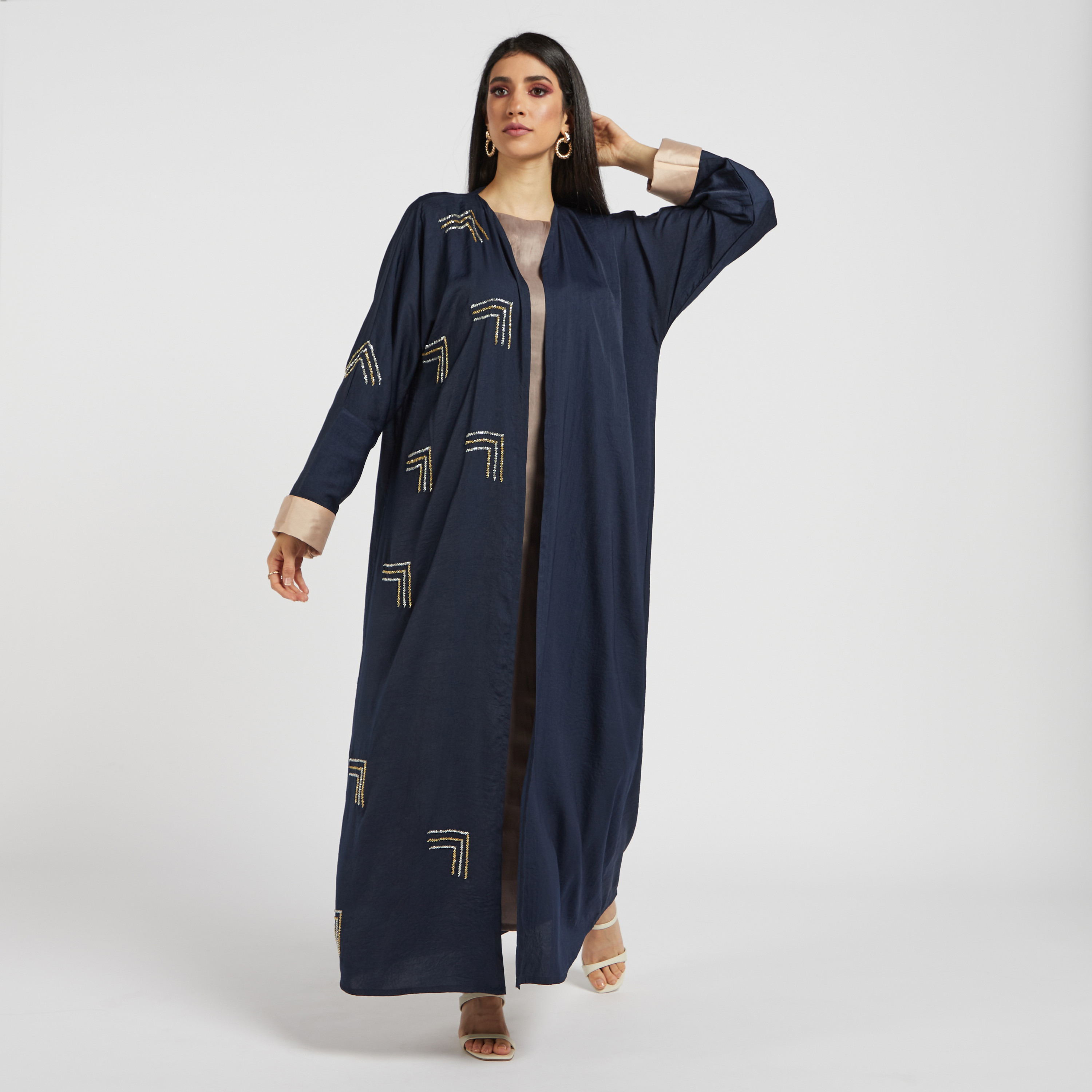 عباية مزيّنة مفتوحة من الأمام بأكمام طويلة من مويستريت-women-arabicclothing-abayas-image-1