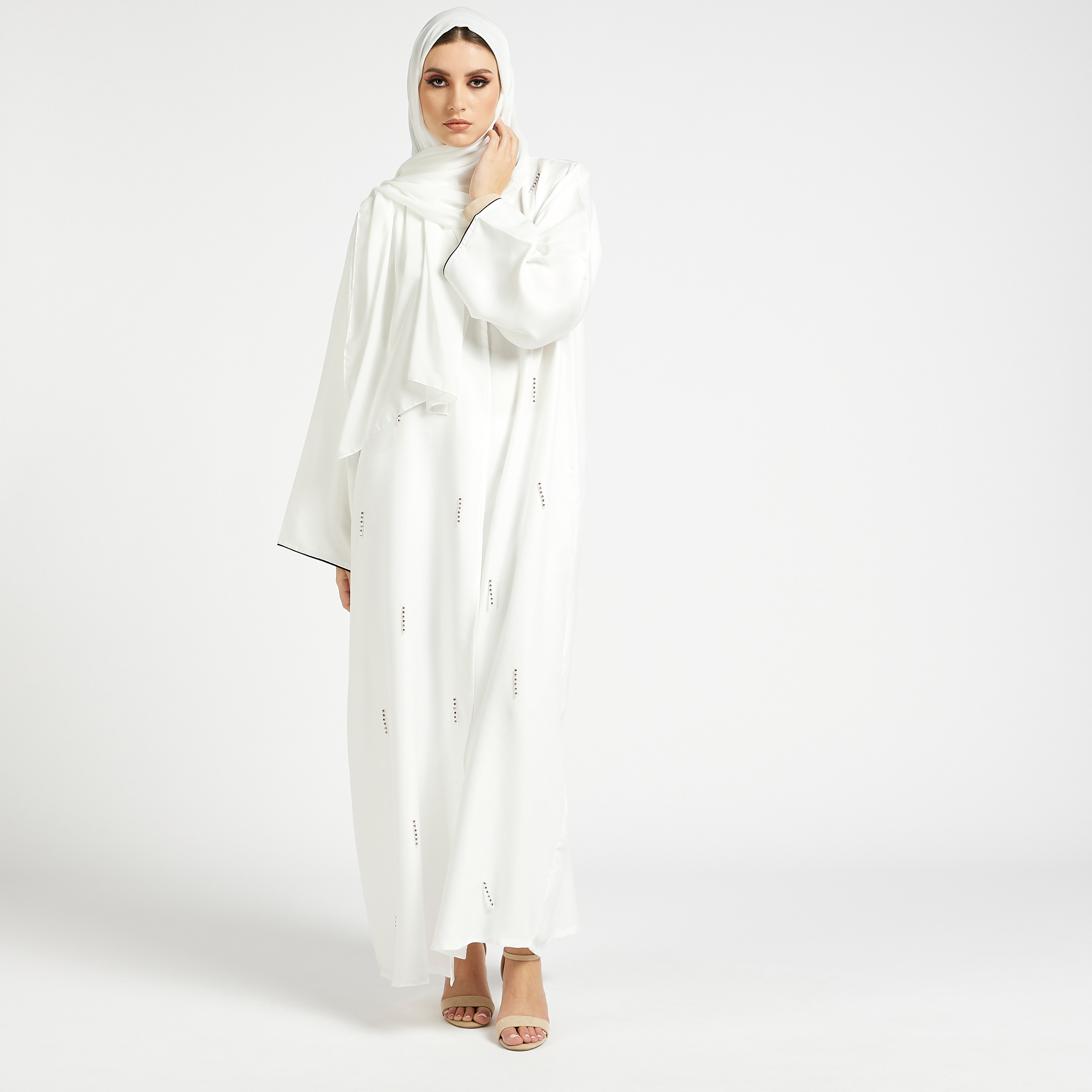 طقم عباية مزيّنة بياقة v من مويستريت - 3 قطع-women-arabicclothing-abayas-image-1
