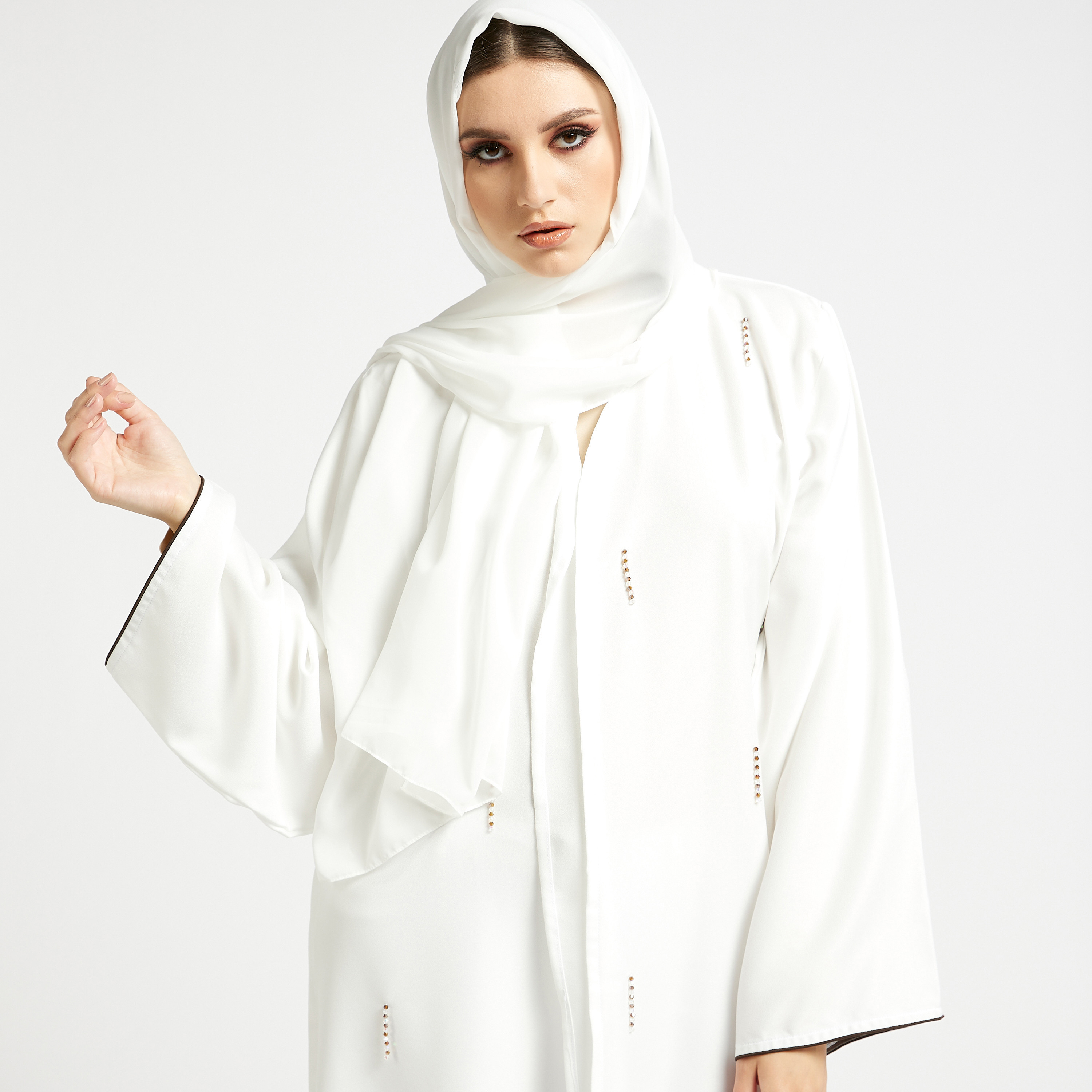 طقم عباية مزيّنة بياقة v من مويستريت - 3 قطع-women-arabicclothing-abayas-image-3