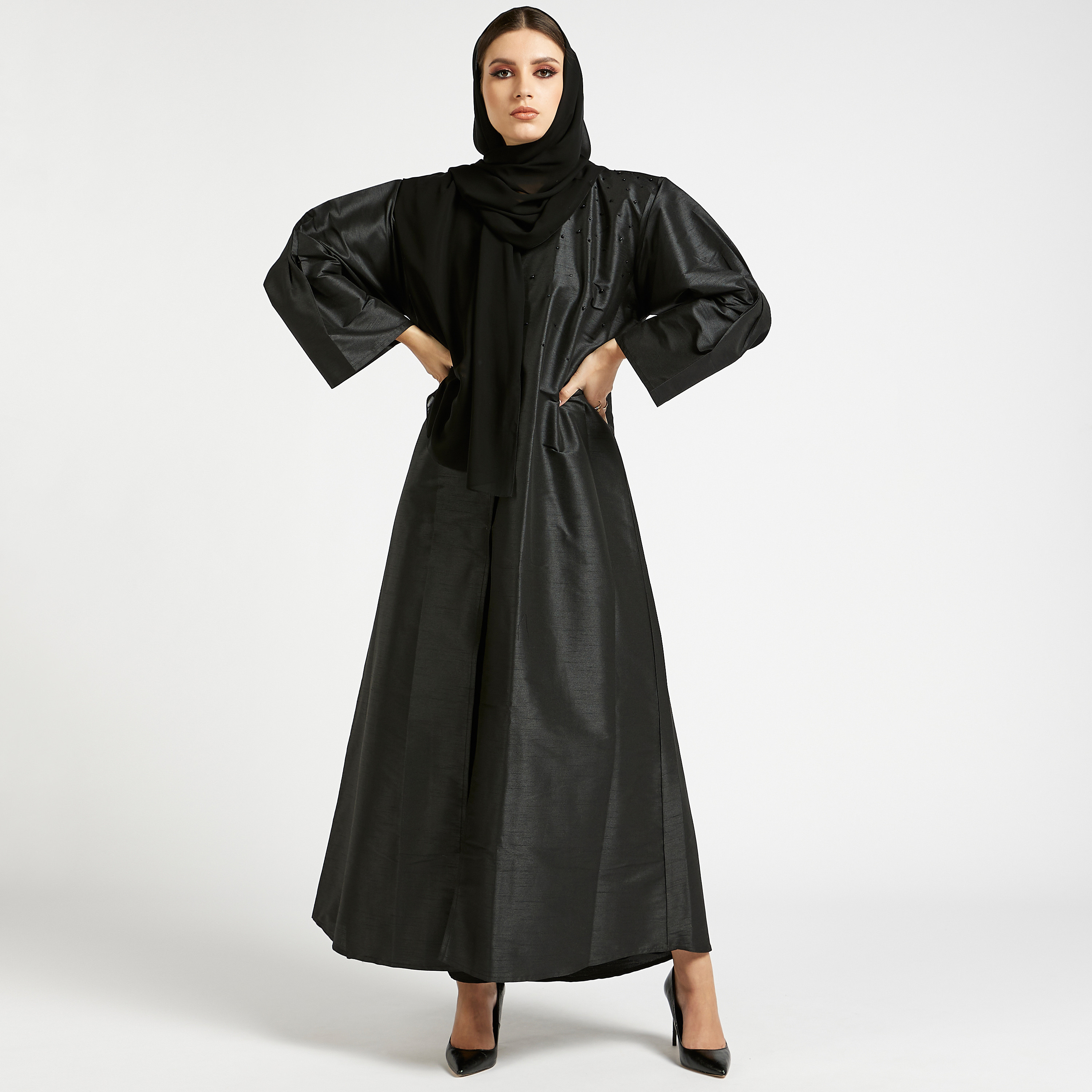 عباية مزيّنة بياقة مستديرة من مويستريت-women-arabicclothing-abayas-image-3