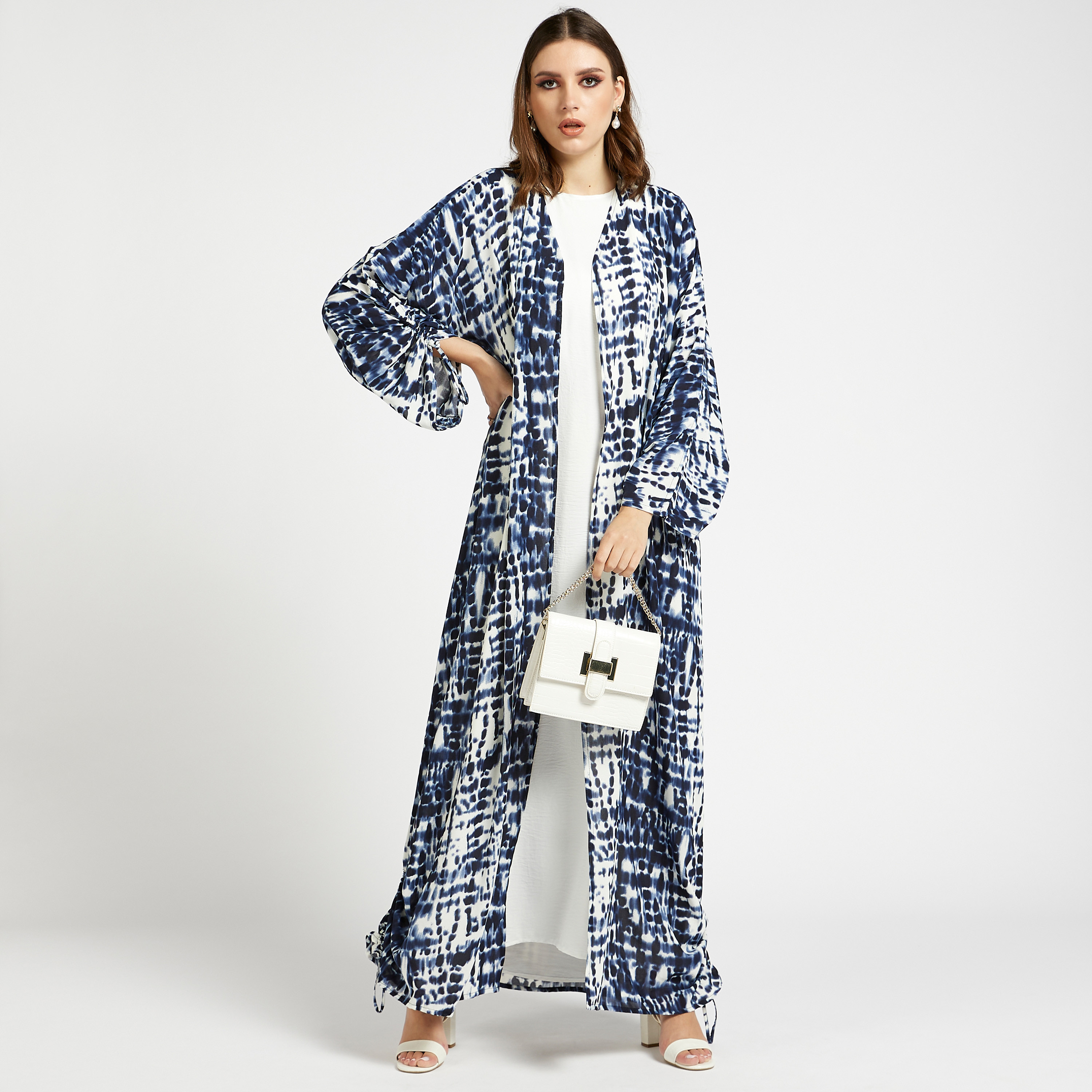 عباية مفتوحة من الأمام بياقة على شكل V من مويستريت-women-arabicclothing-abayas-image-1