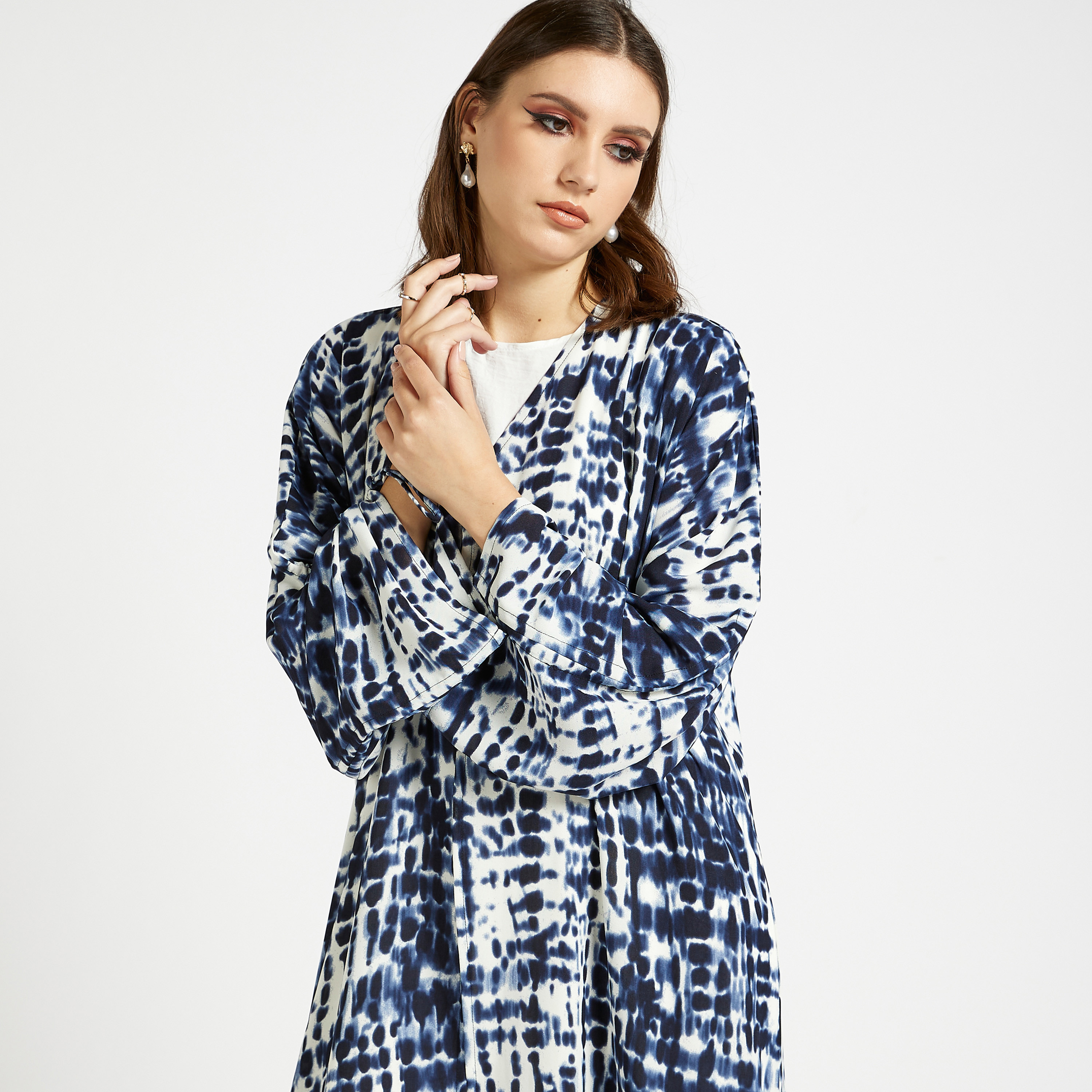 MOiSTREET Printed Open Front Abaya with V-neck-women-arabicclothing-abayas-image-3
