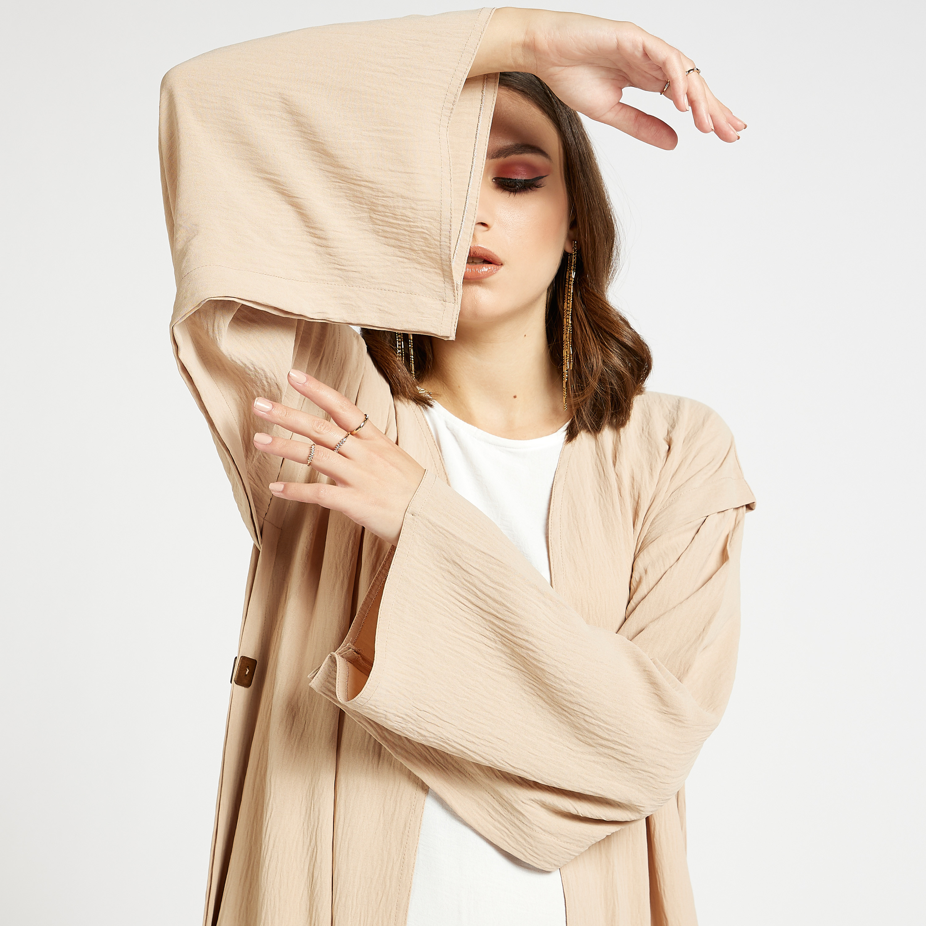 عباية سادة بتفاصيل أزرار من مويستريت-women-arabicclothing-abayas-image-3