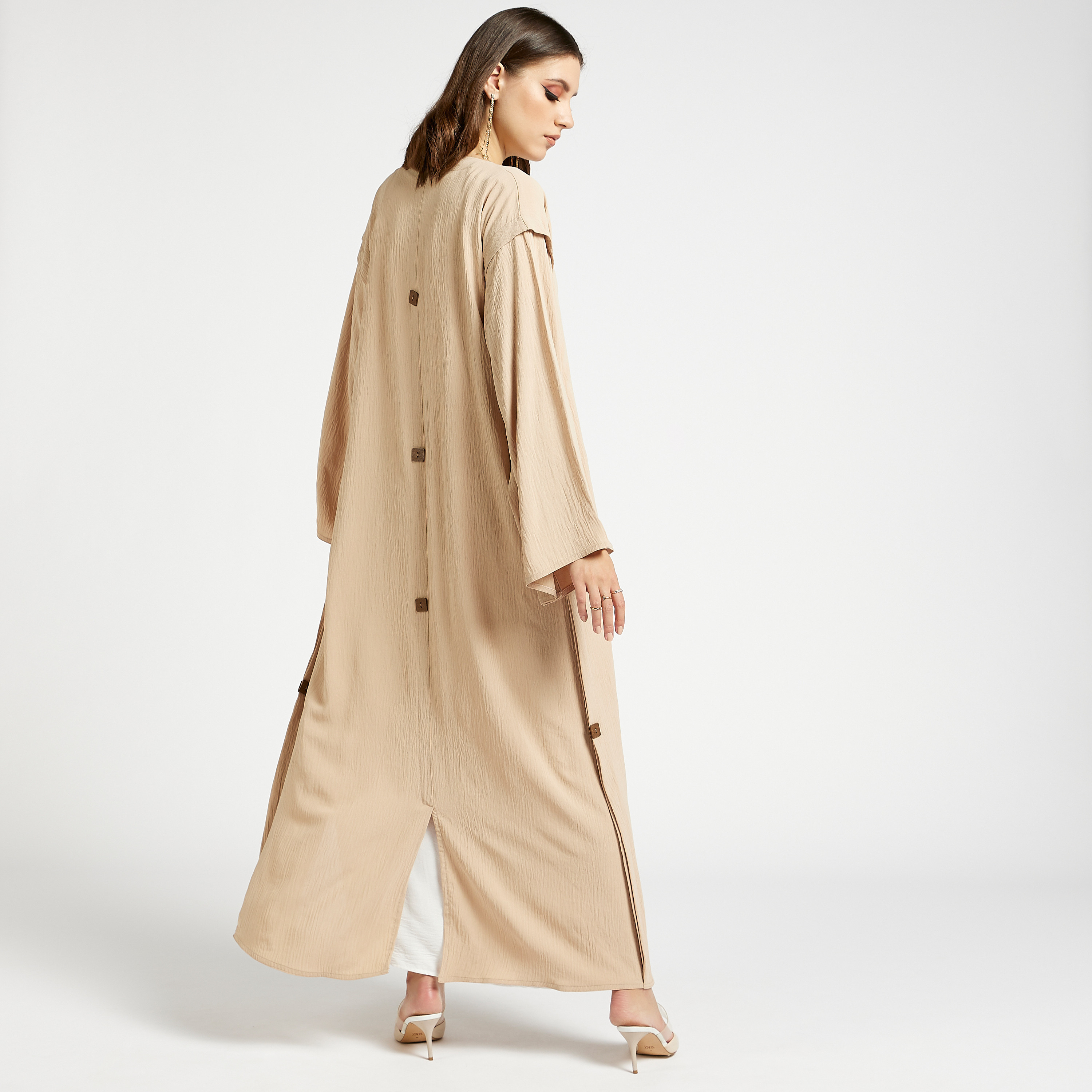 عباية سادة بتفاصيل أزرار من مويستريت-women-arabicclothing-abayas-image-4