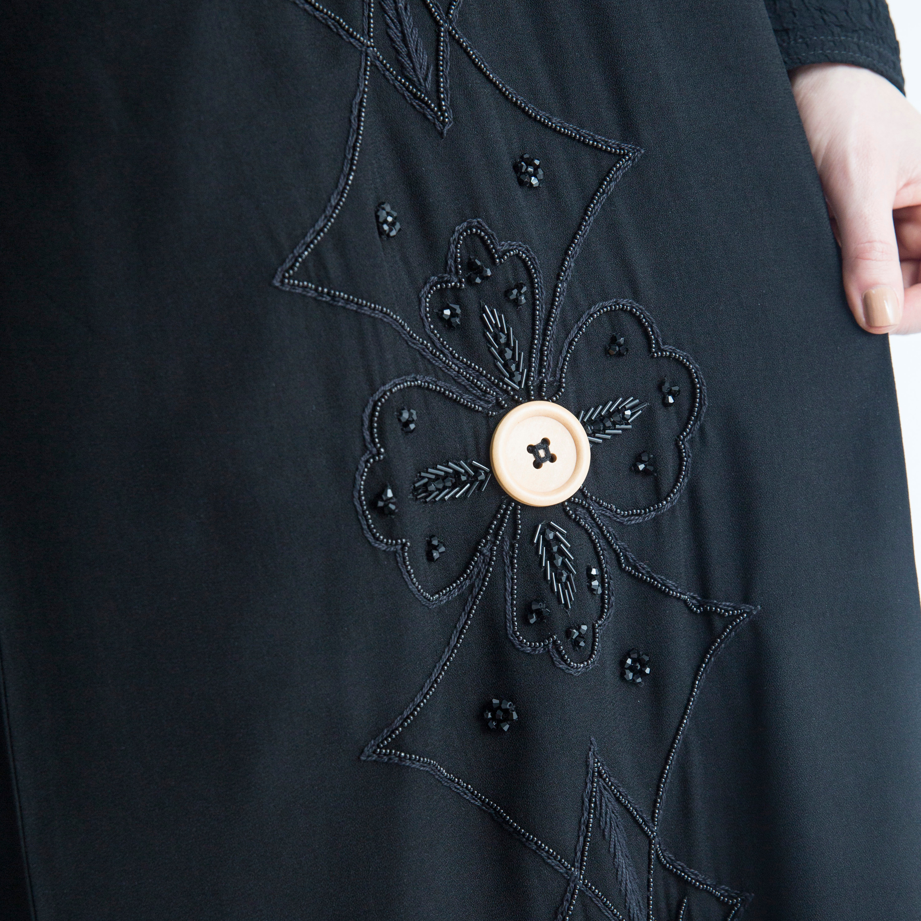 عباية بياقة v بتفاصيل خرز من مويستريت-women-arabicclothing-abayas-image-3