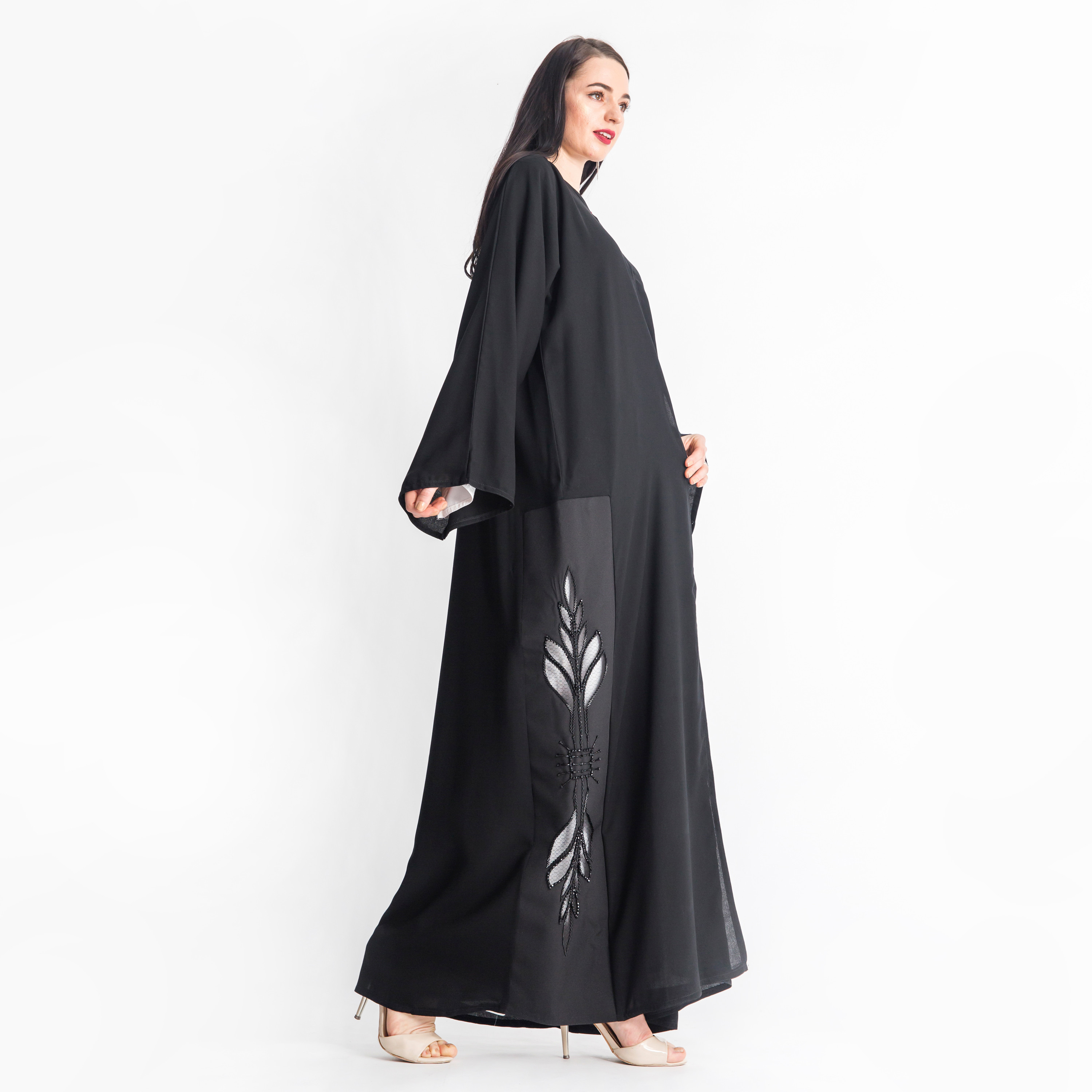 عباية مزينة بأكمام طويلة من مويستريت-women-arabicclothing-abayas-image-2