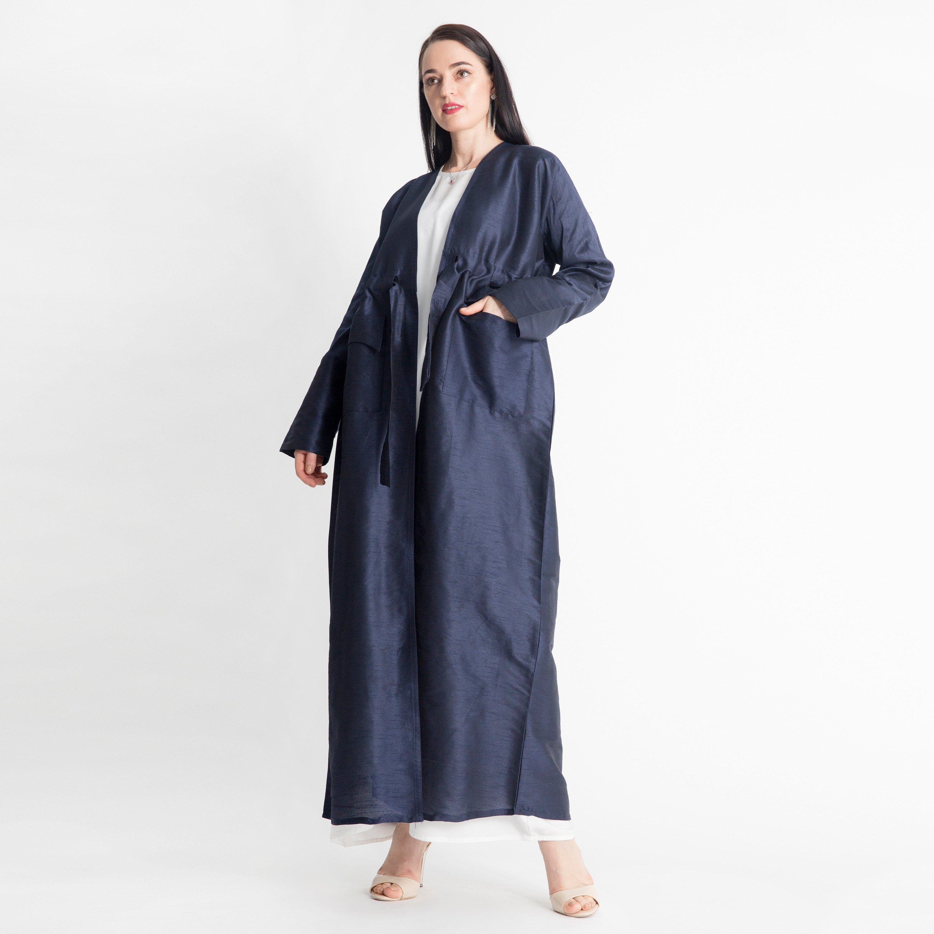 عباية سادة بجيوب وتفاصيل أربطة من مويستريت-women-arabicclothing-abayas-image-1