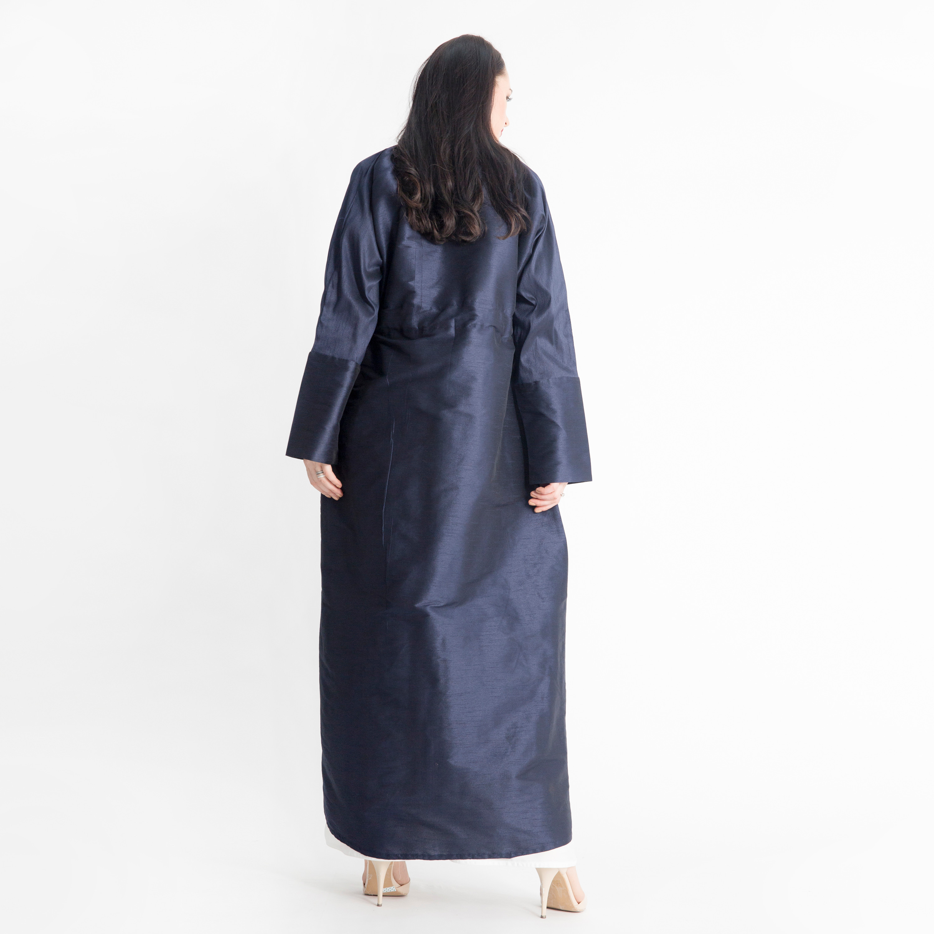 عباية سادة بجيوب وتفاصيل أربطة من مويستريت-women-arabicclothing-abayas-image-3