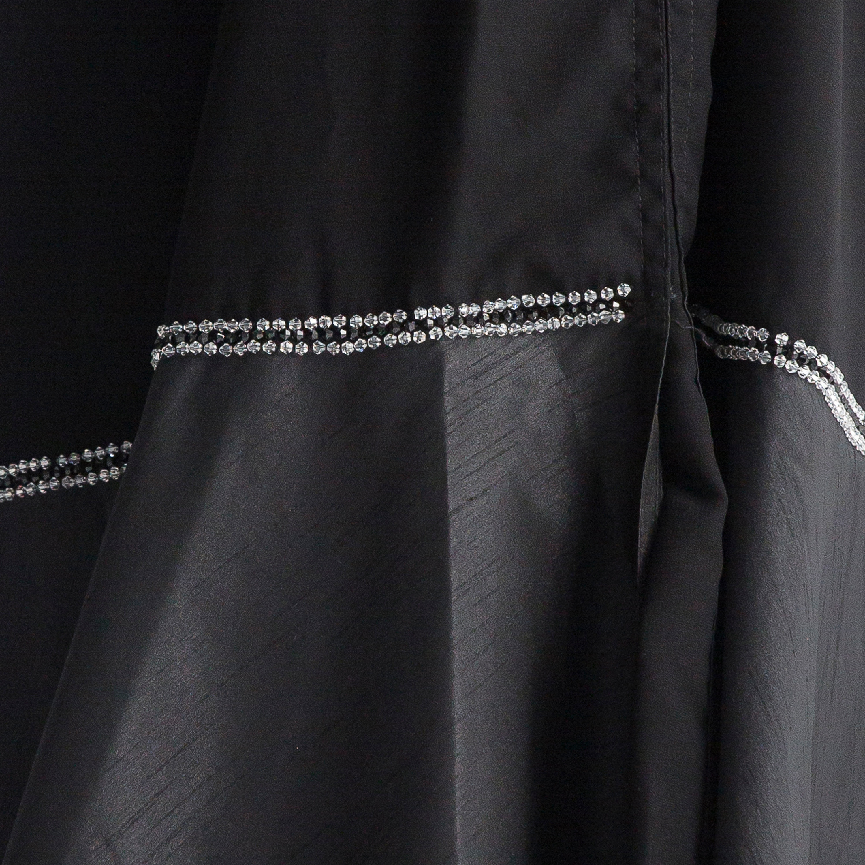 عباية مزيّنة بياقة V وأكمام واسعة من مويستريت-women-arabicclothing-abayas-image-4
