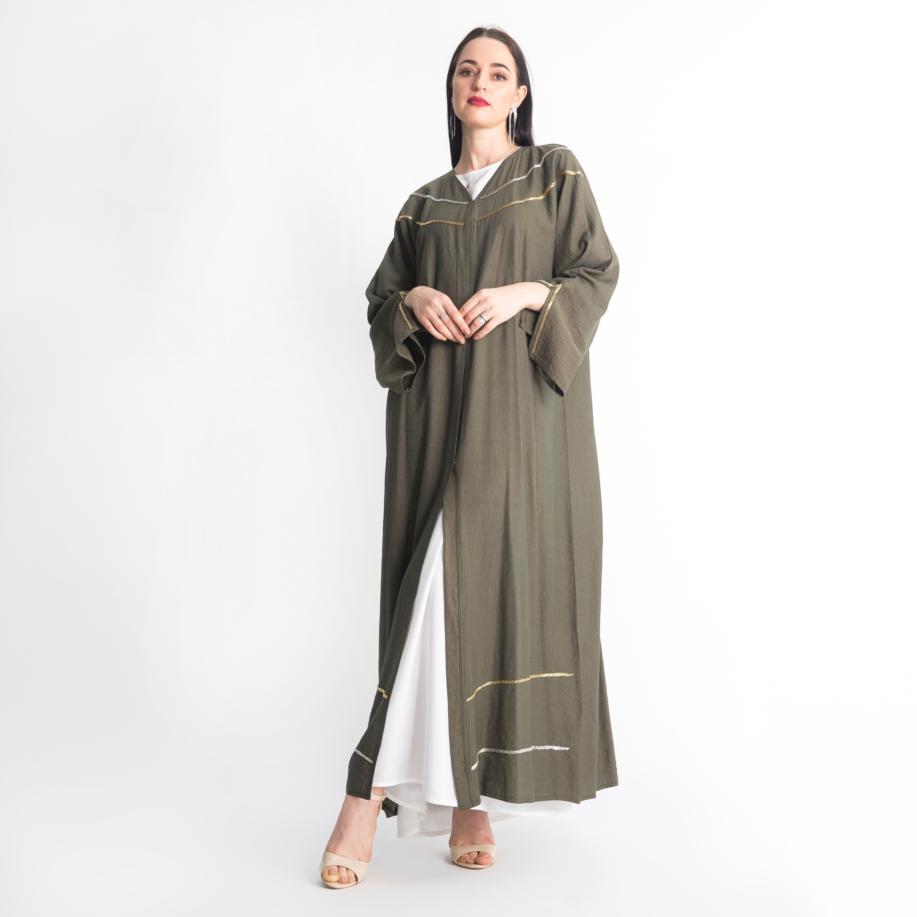 عباية مزيّنة بتفاصيل أكمام مفتوحة من مويستريت-women-arabicclothing-abayas-image-1
