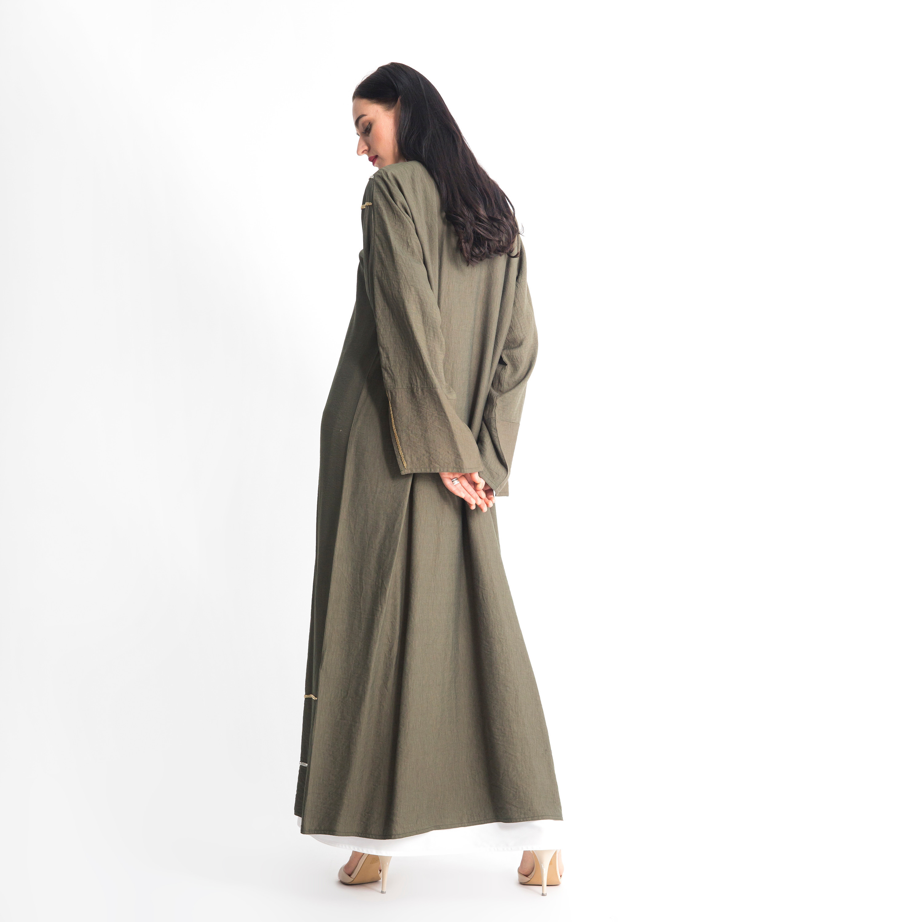 عباية مزيّنة بتفاصيل أكمام مفتوحة من مويستريت-women-arabicclothing-abayas-image-4