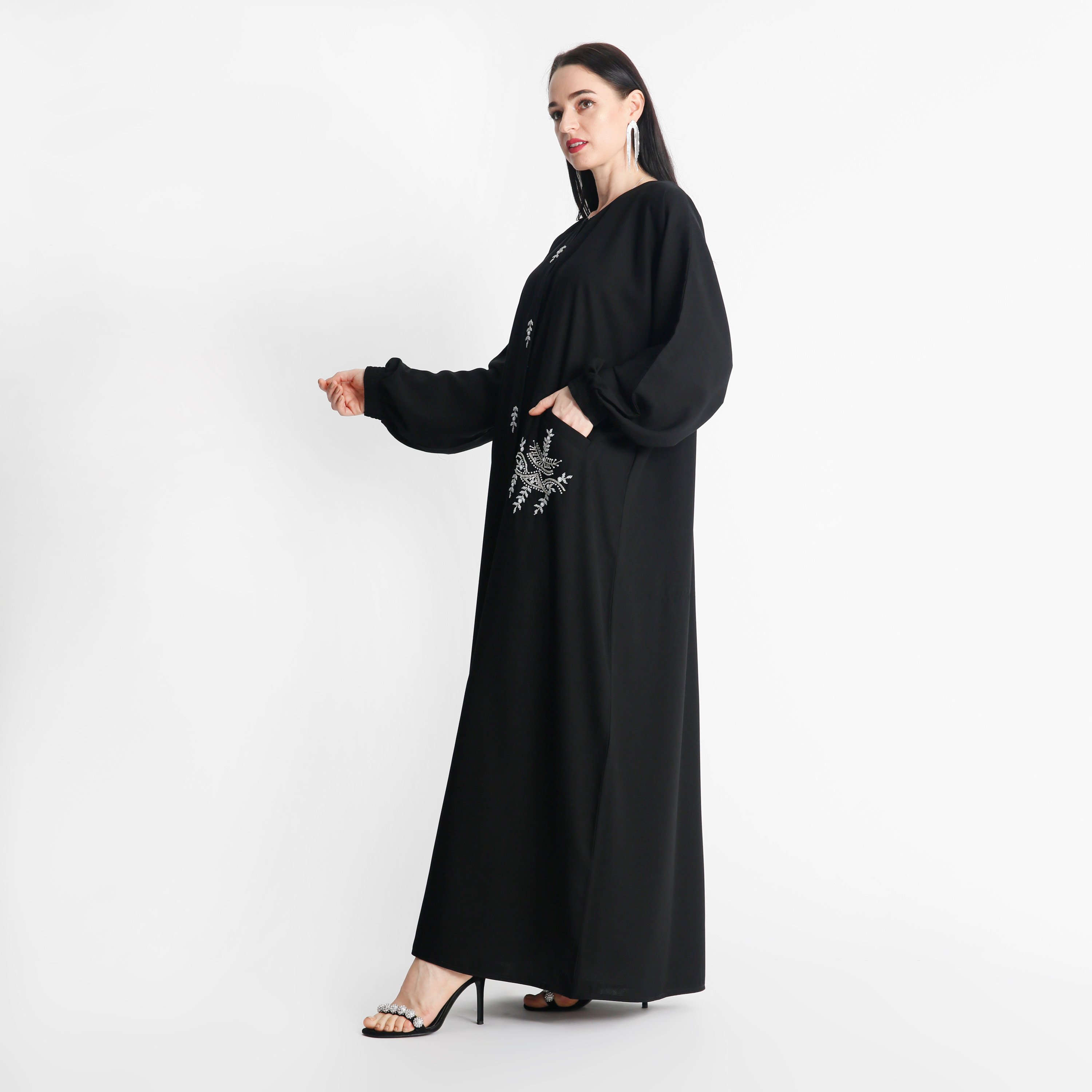 عباية مطرزة بالخرز مع جيب من مويستريت-women-arabicclothing-abayas-image-3