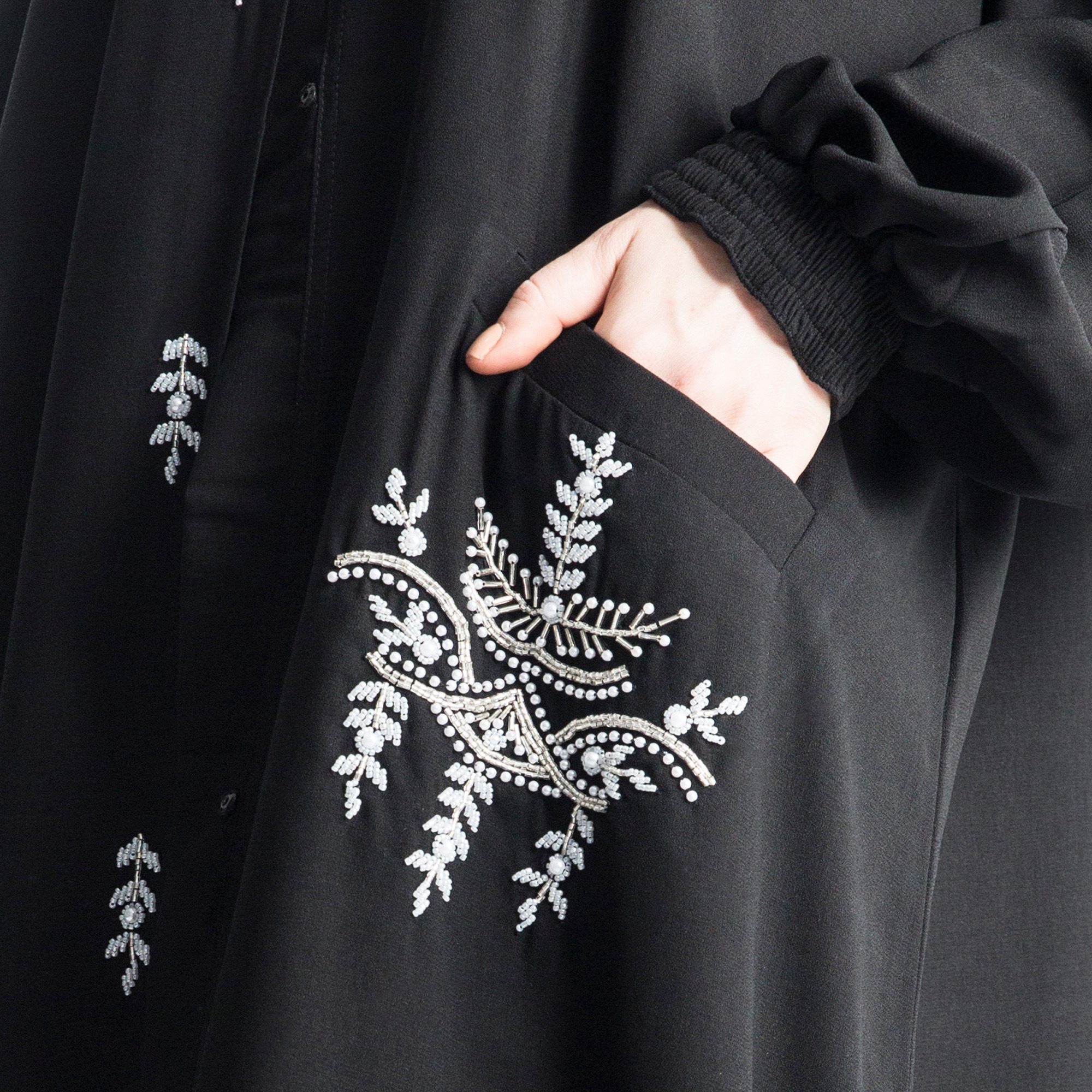 عباية مطرزة بالخرز مع جيب من مويستريت-women-arabicclothing-abayas-image-4