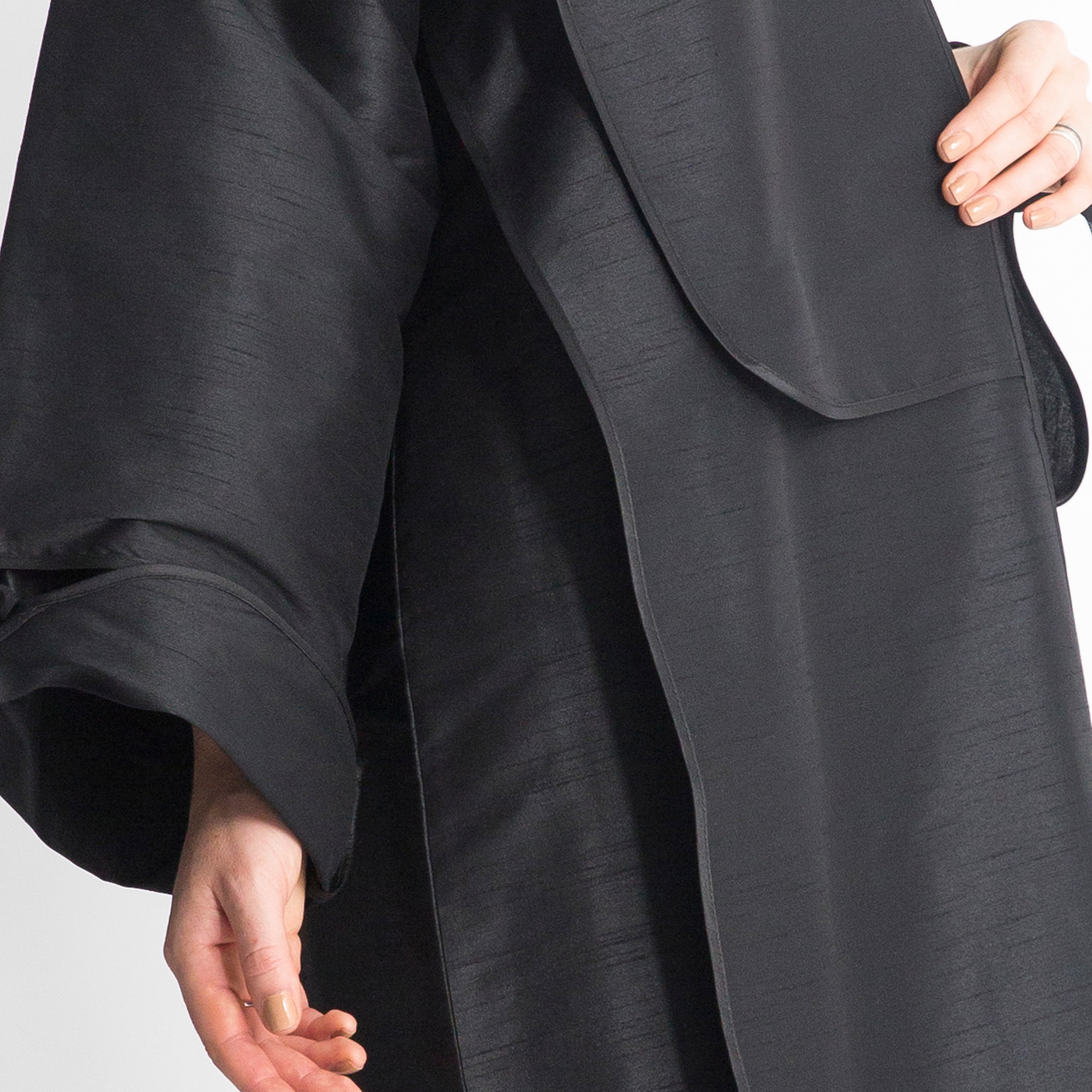 عباية بثنايَا وأكمام بأربطة من مويستريت-women-arabicclothing-abayas-image-1