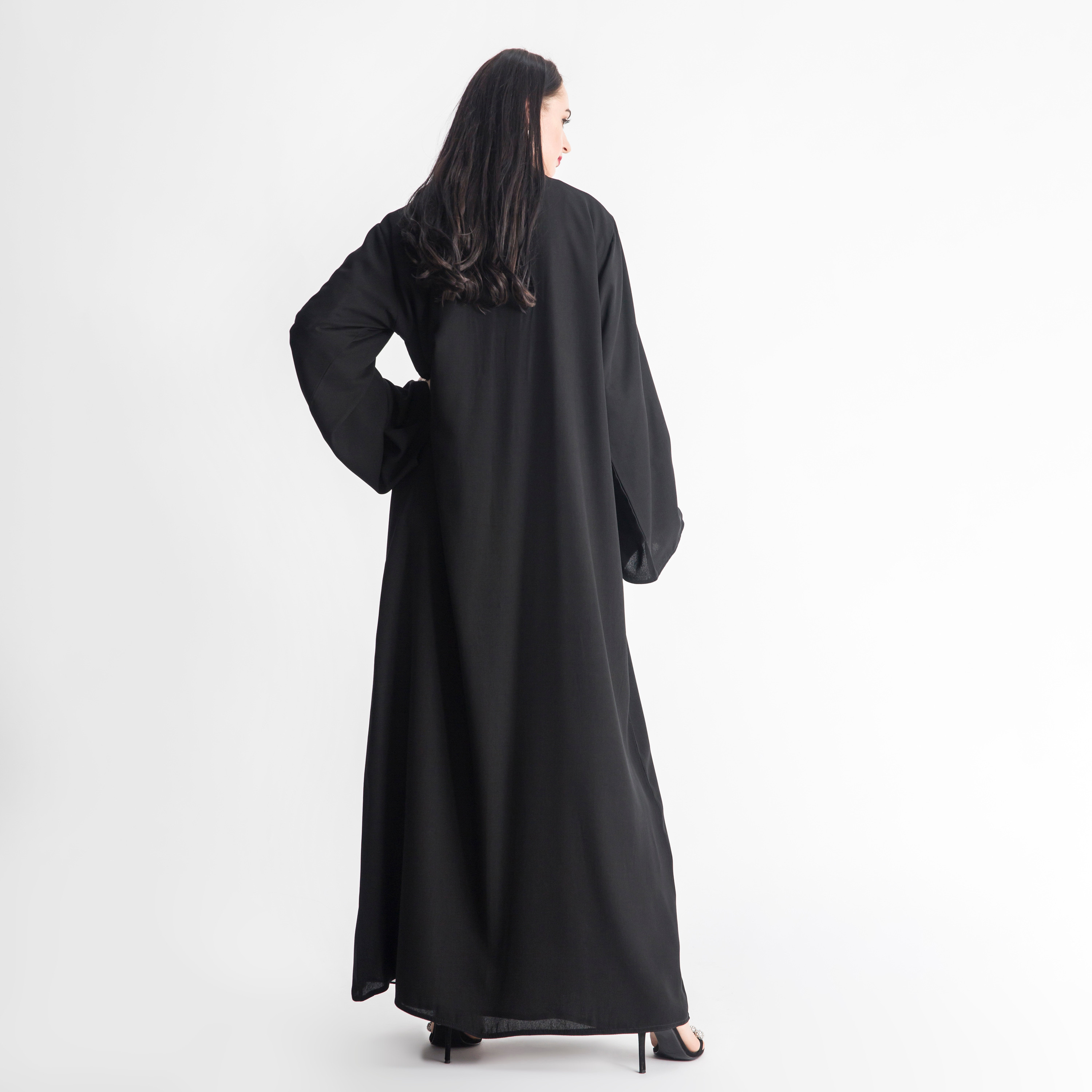 عباية مزينة بياقة مطوية من مويستريت-women-arabicclothing-abayas-image-2