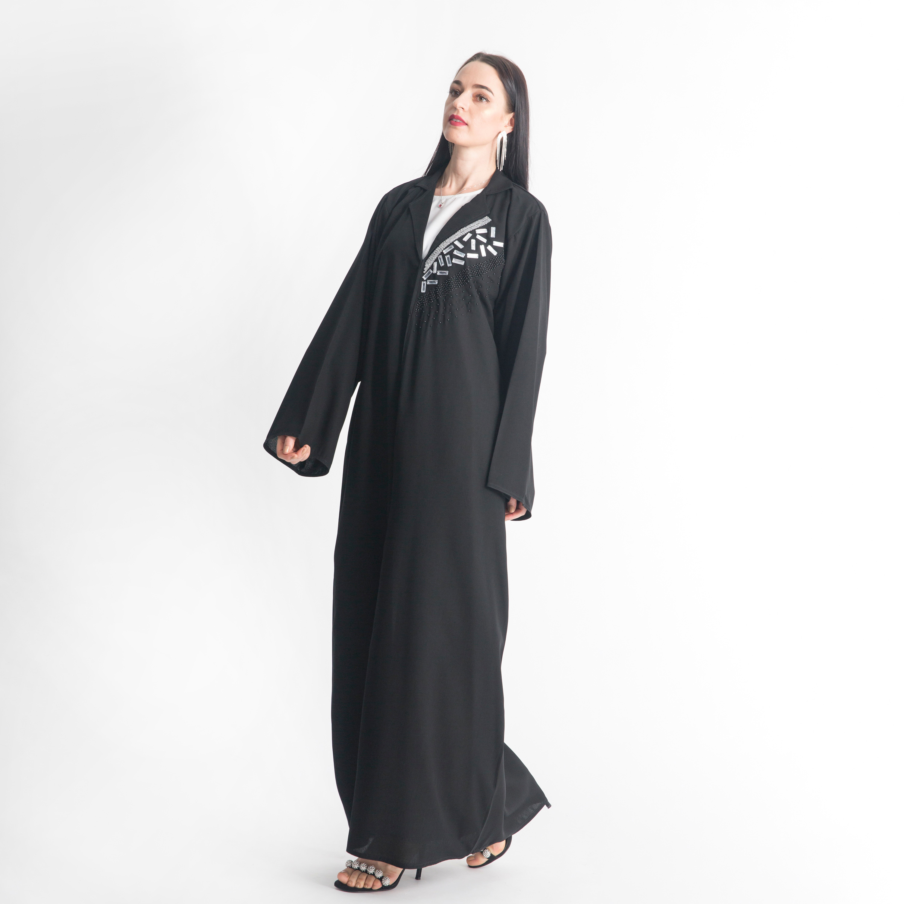 عباية مزينة بياقة مطوية من مويستريت-women-arabicclothing-abayas-image-3