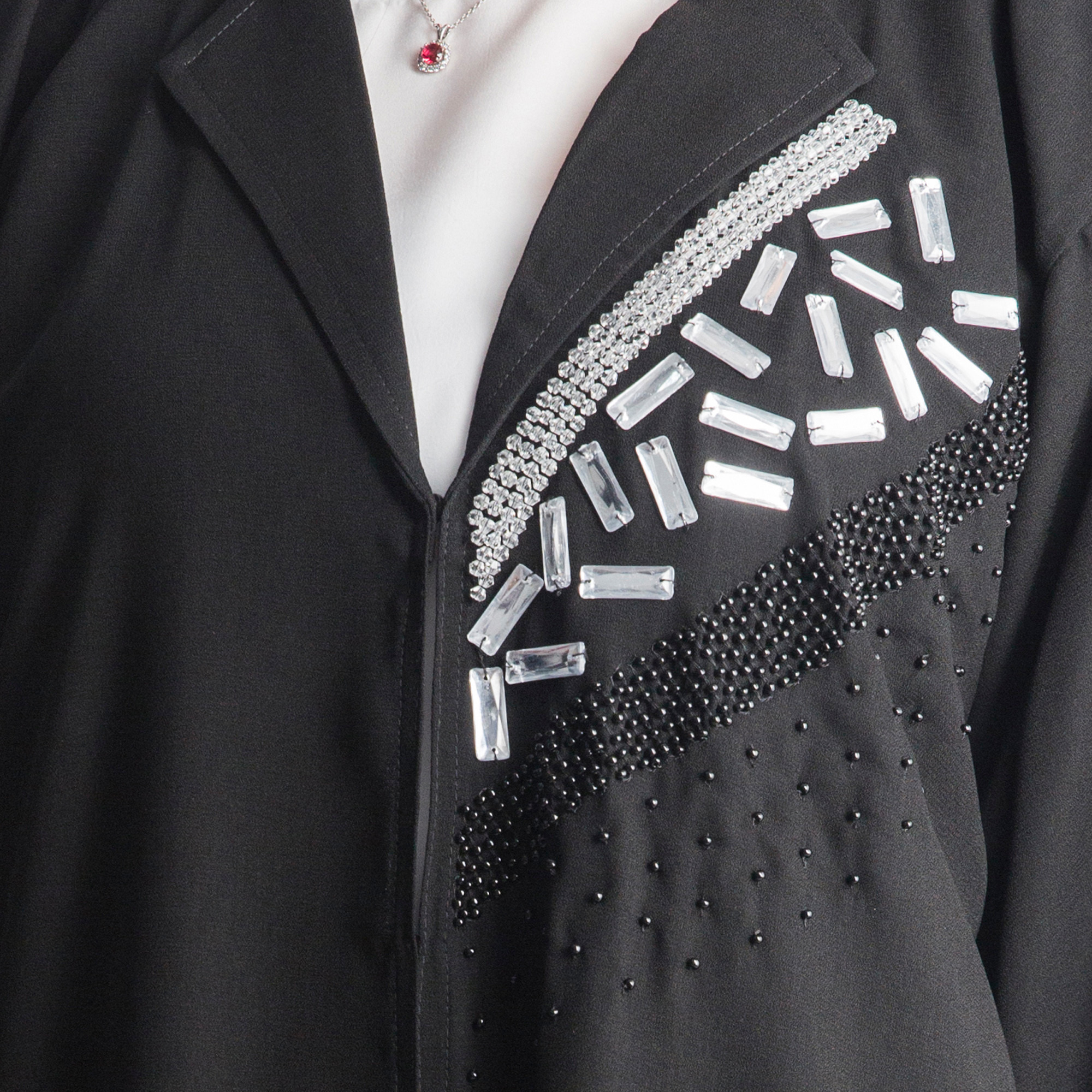 عباية مزينة بياقة مطوية من مويستريت-women-arabicclothing-abayas-image-4