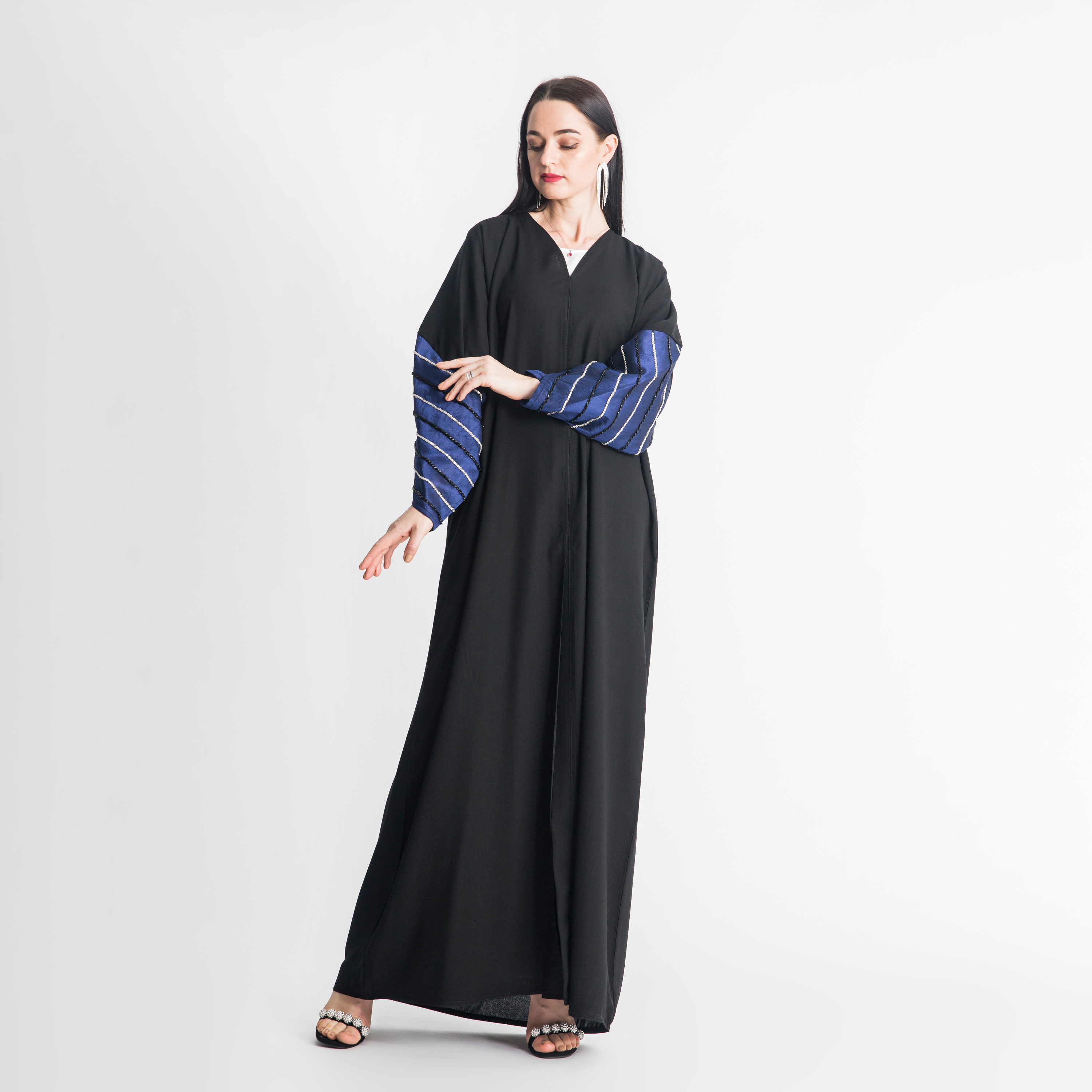 عباية بقوالب ملوّنة وأكمام ملفوفة مزيّنة من مويستريت-women-arabicclothing-abayas-image-1