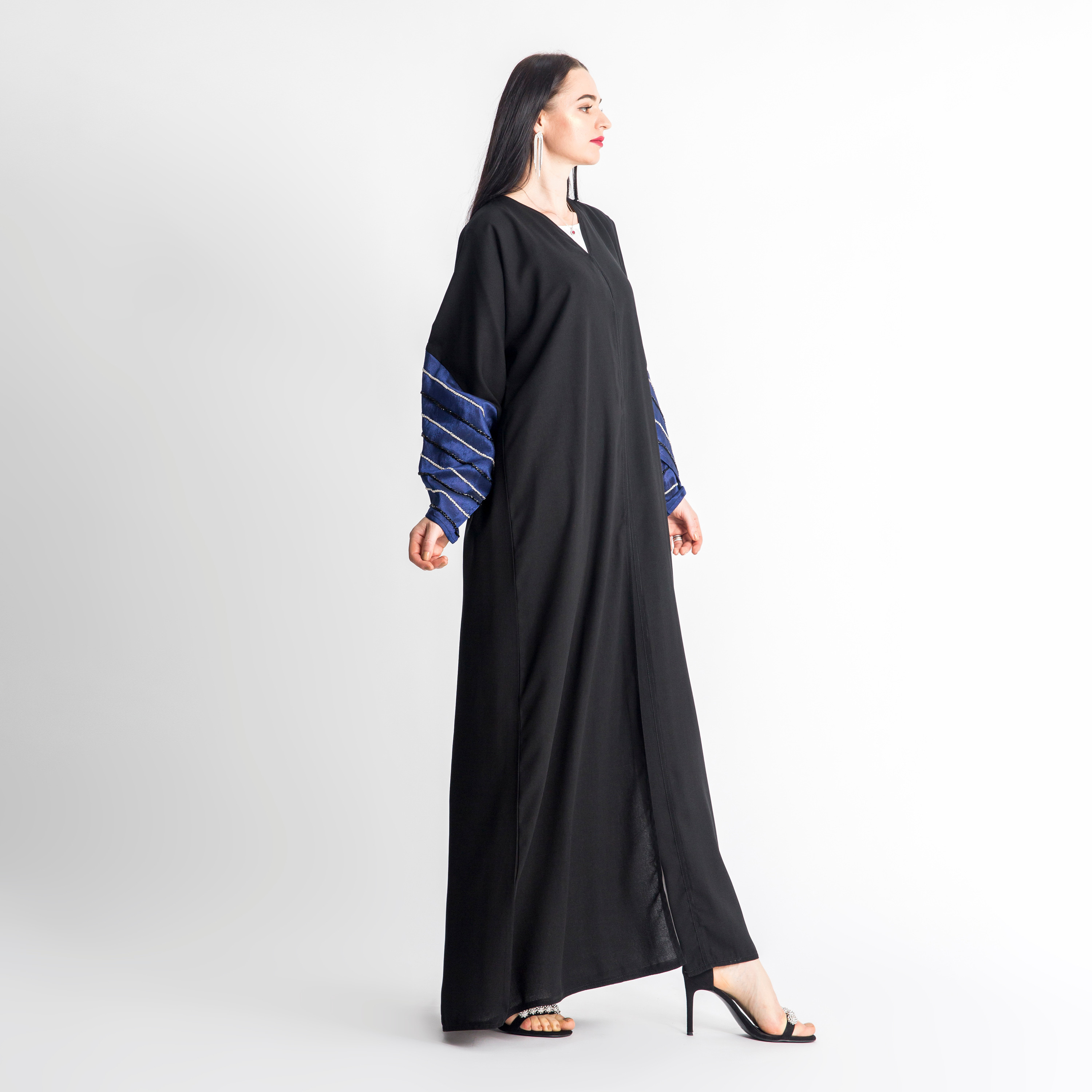 عباية بقوالب ملوّنة وأكمام ملفوفة مزيّنة من مويستريت-women-arabicclothing-abayas-image-3