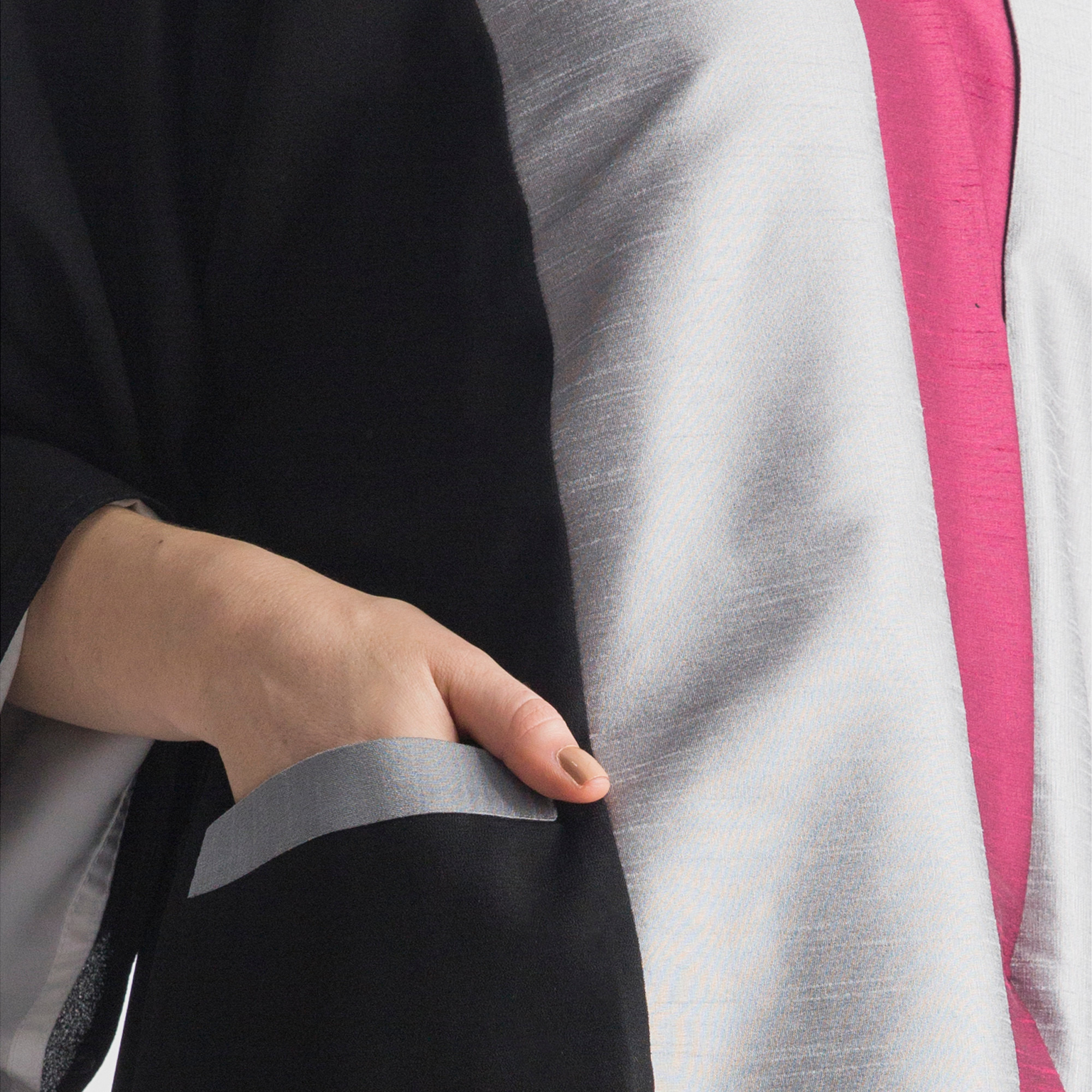 عباية بجيوب وألواح متباينة من مويستريت-women-arabicclothing-abayas-image-4