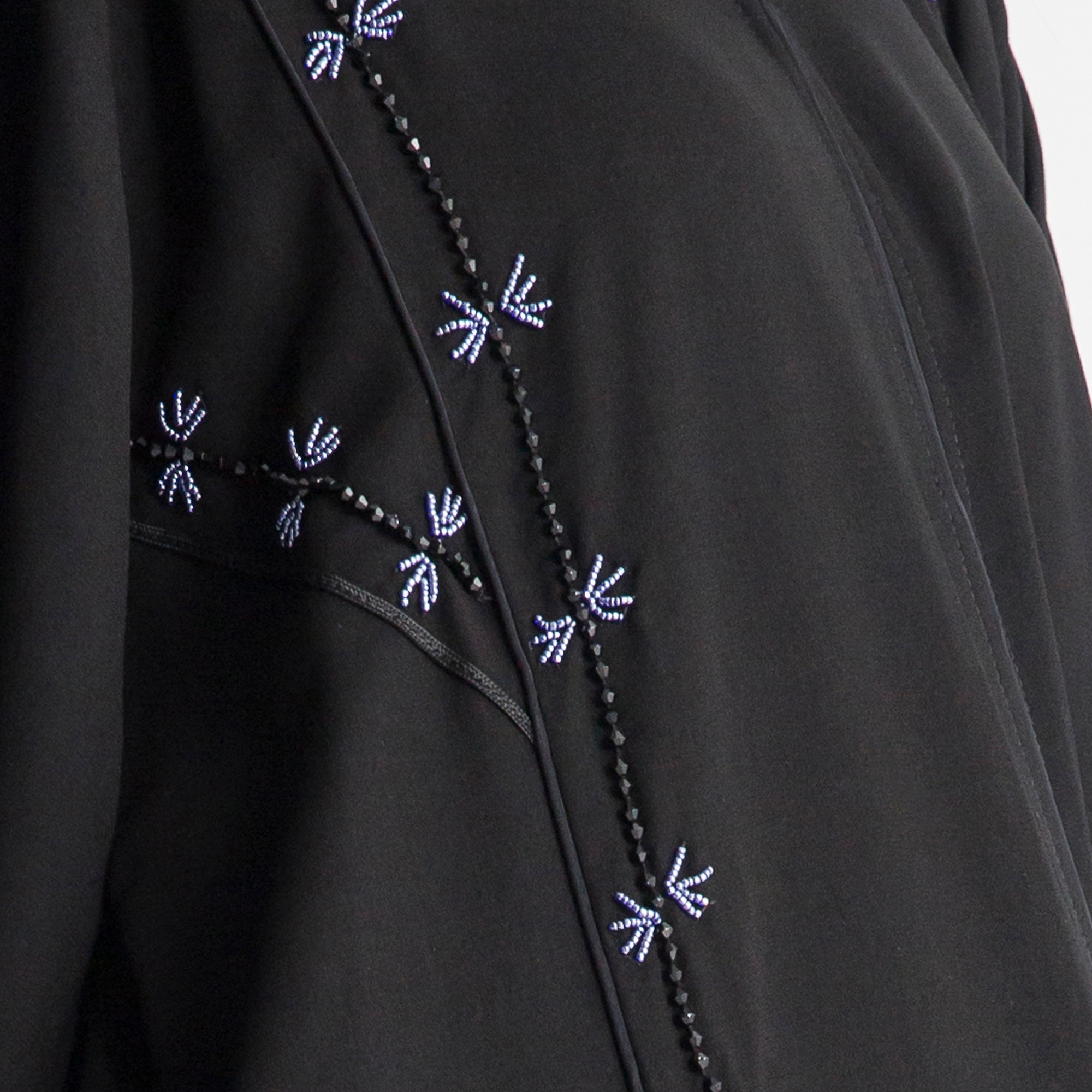 عباية بياقة v مزينة بالخرز من مويستريت-women-arabicclothing-abayas-image-4