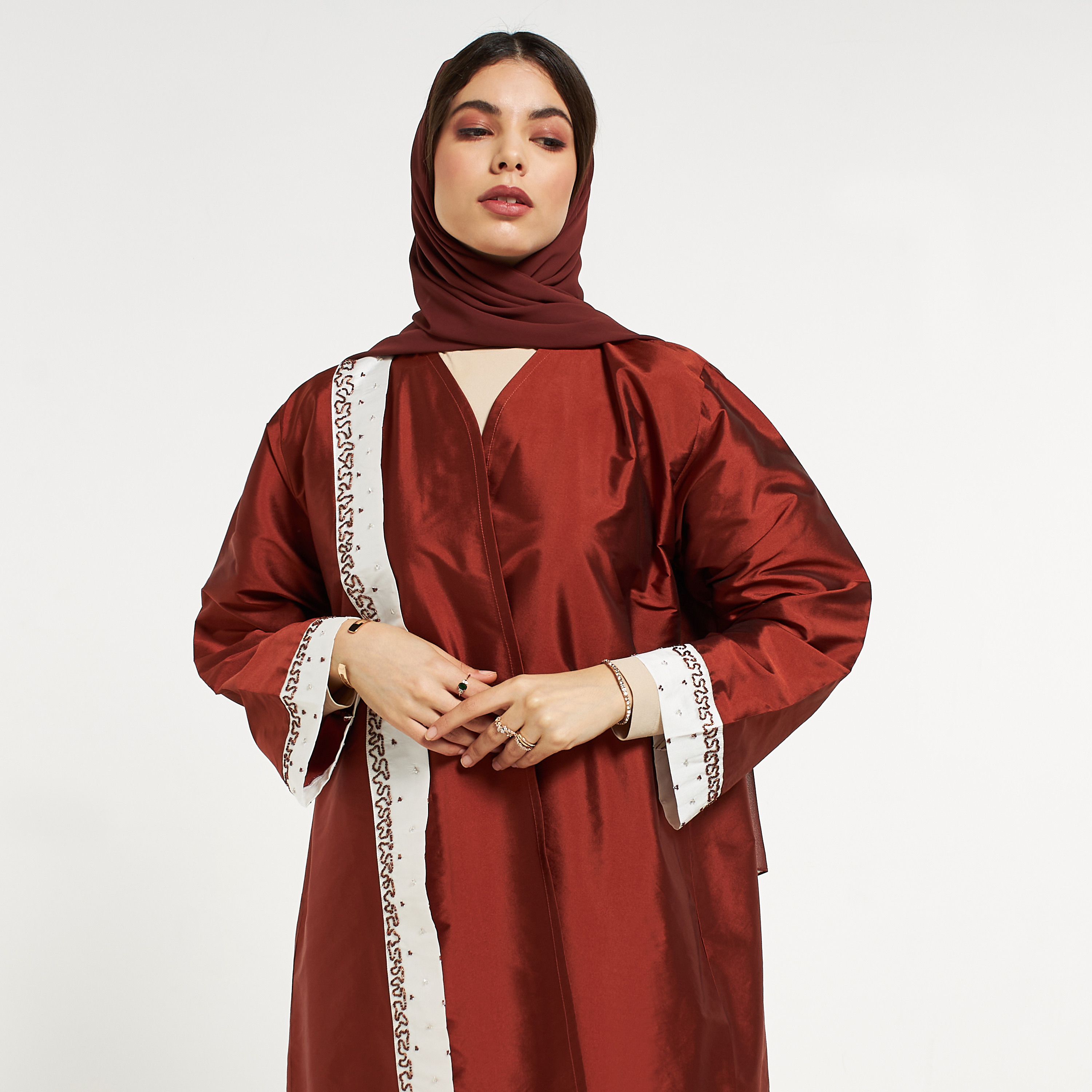 عباية مزيّنة بالخرز من مويستريت-women-arabicclothing-abayas-image-2