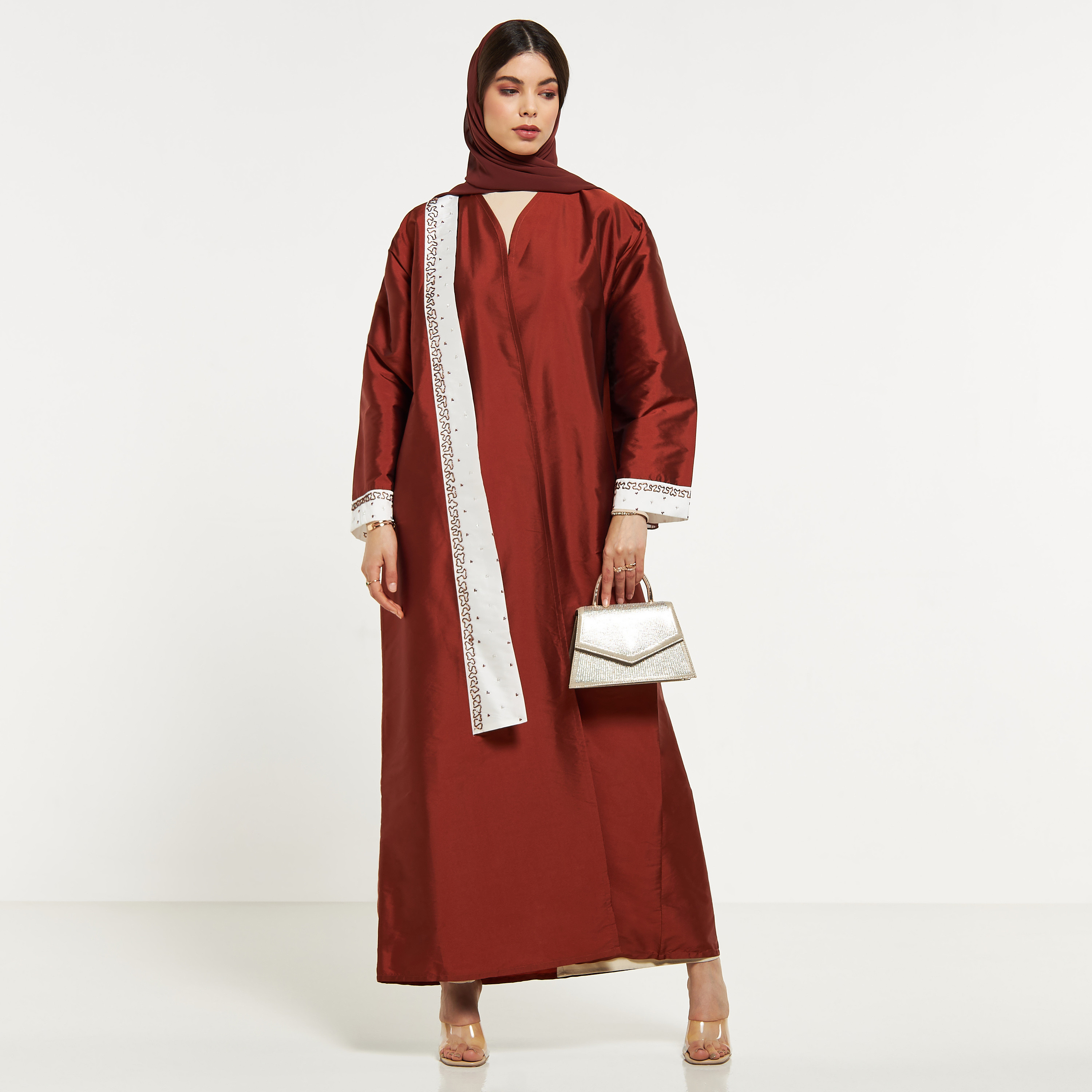 عباية مزيّنة بالخرز من مويستريت-women-arabicclothing-abayas-image-4