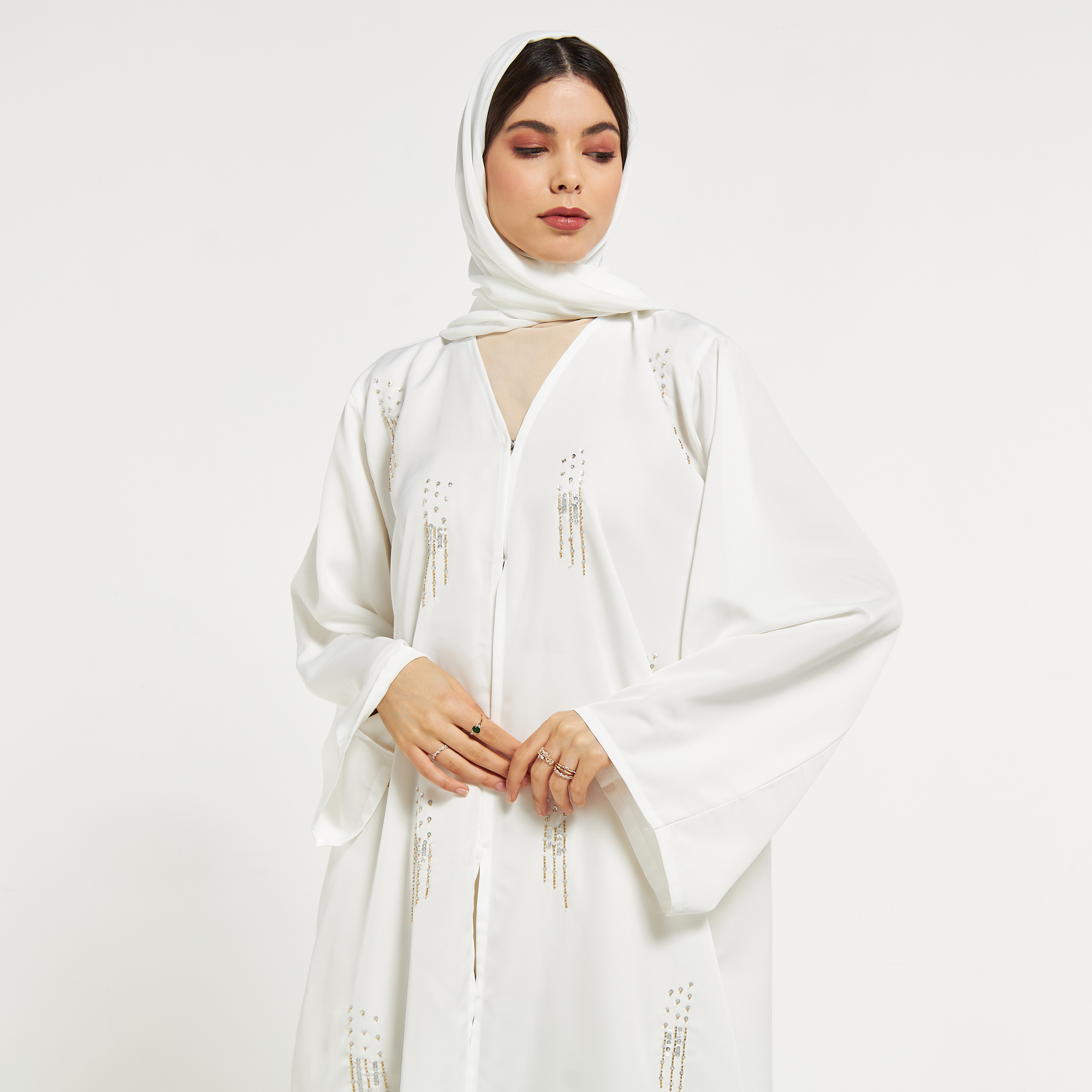 عباية مزيّن بالترتر مع حجاب من مويستريت-women-arabicclothing-abayas-image-2