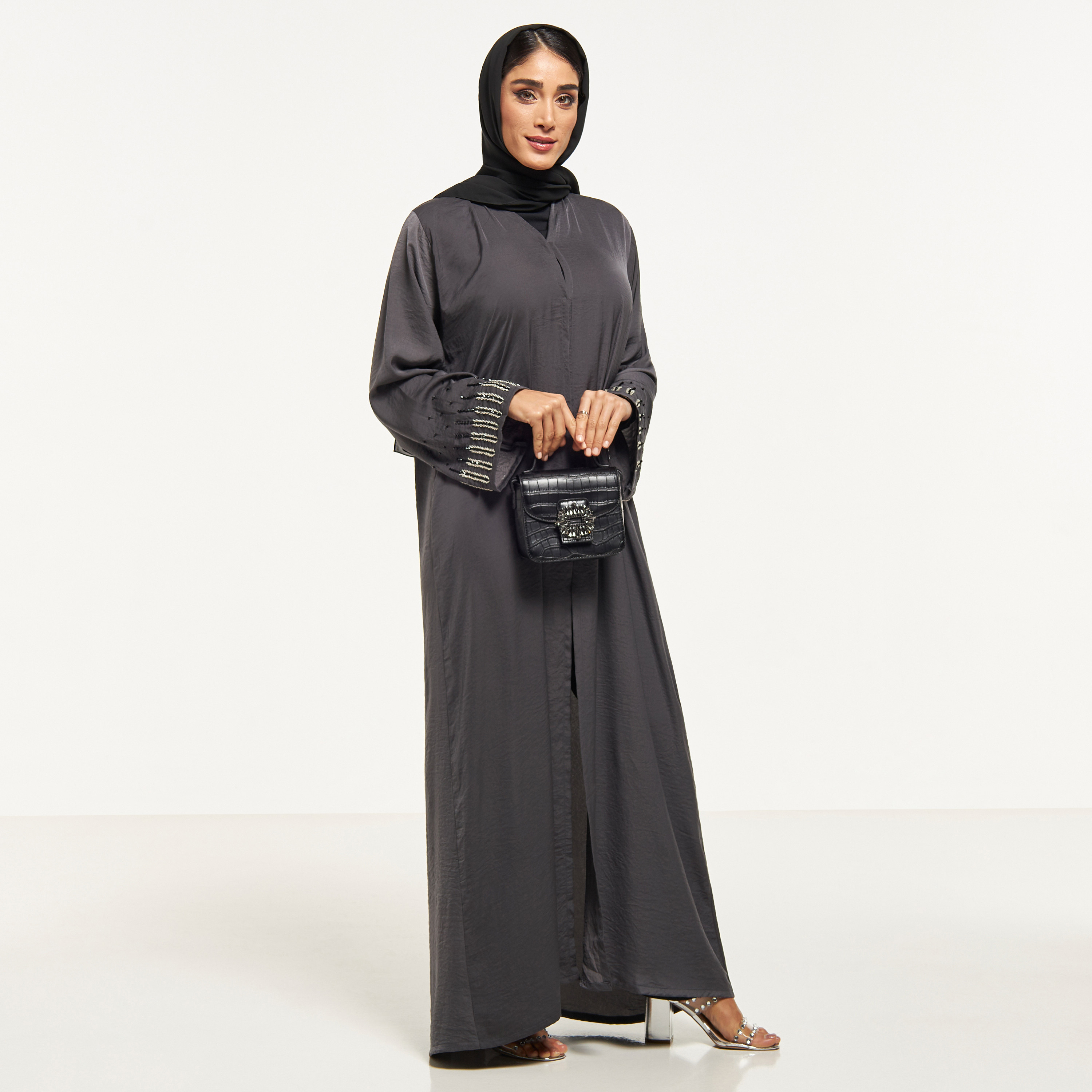 عباية مزيّنة من مويستريت-women-arabicclothing-abayas-image-2