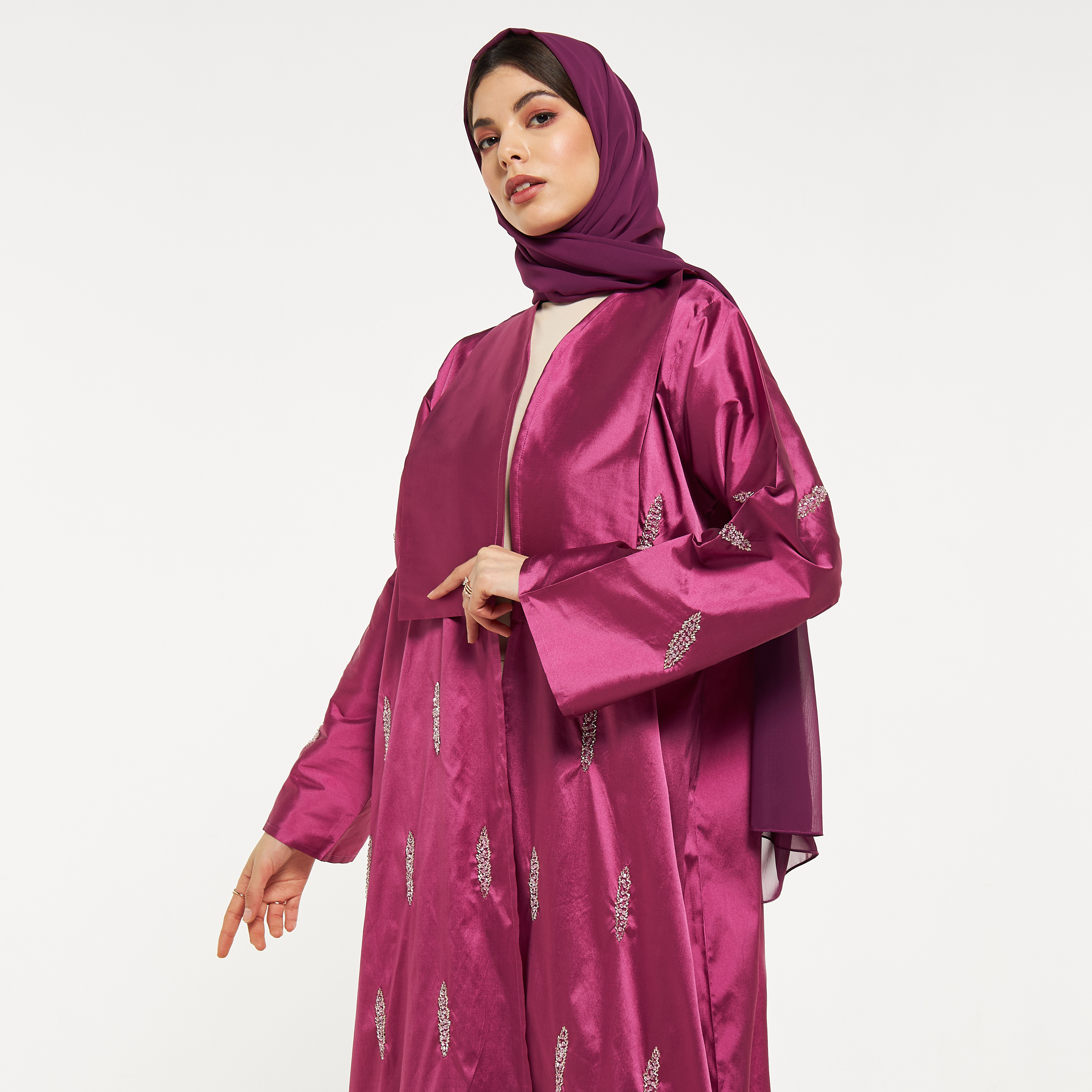 عباية مزيّنة بالخرز مع حجاب من مويستريت-women-arabicclothing-abayas-image-2