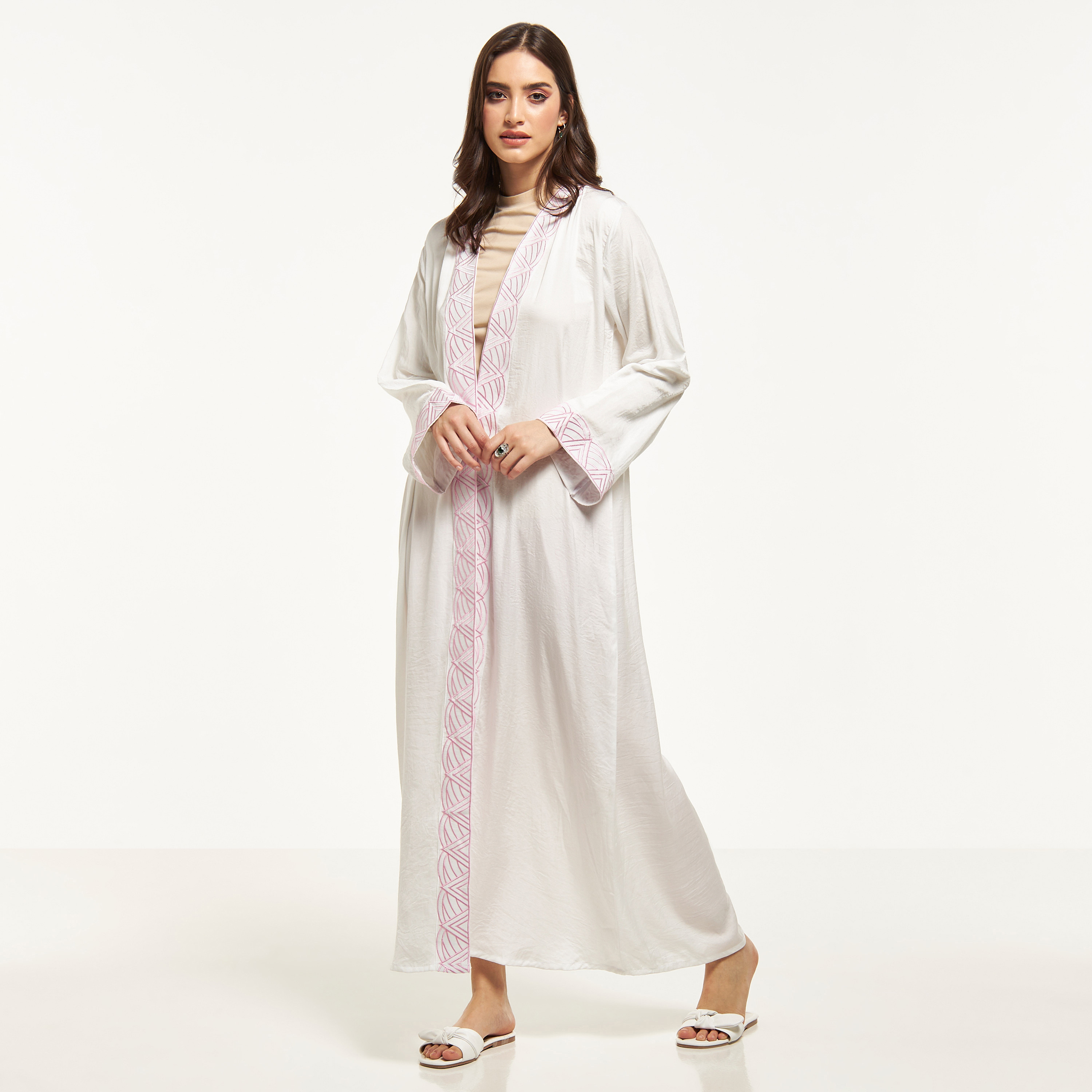 عباية مفتوحة من الأمام مطرزة من مويستريت-women-arabicclothing-abayas-image-1