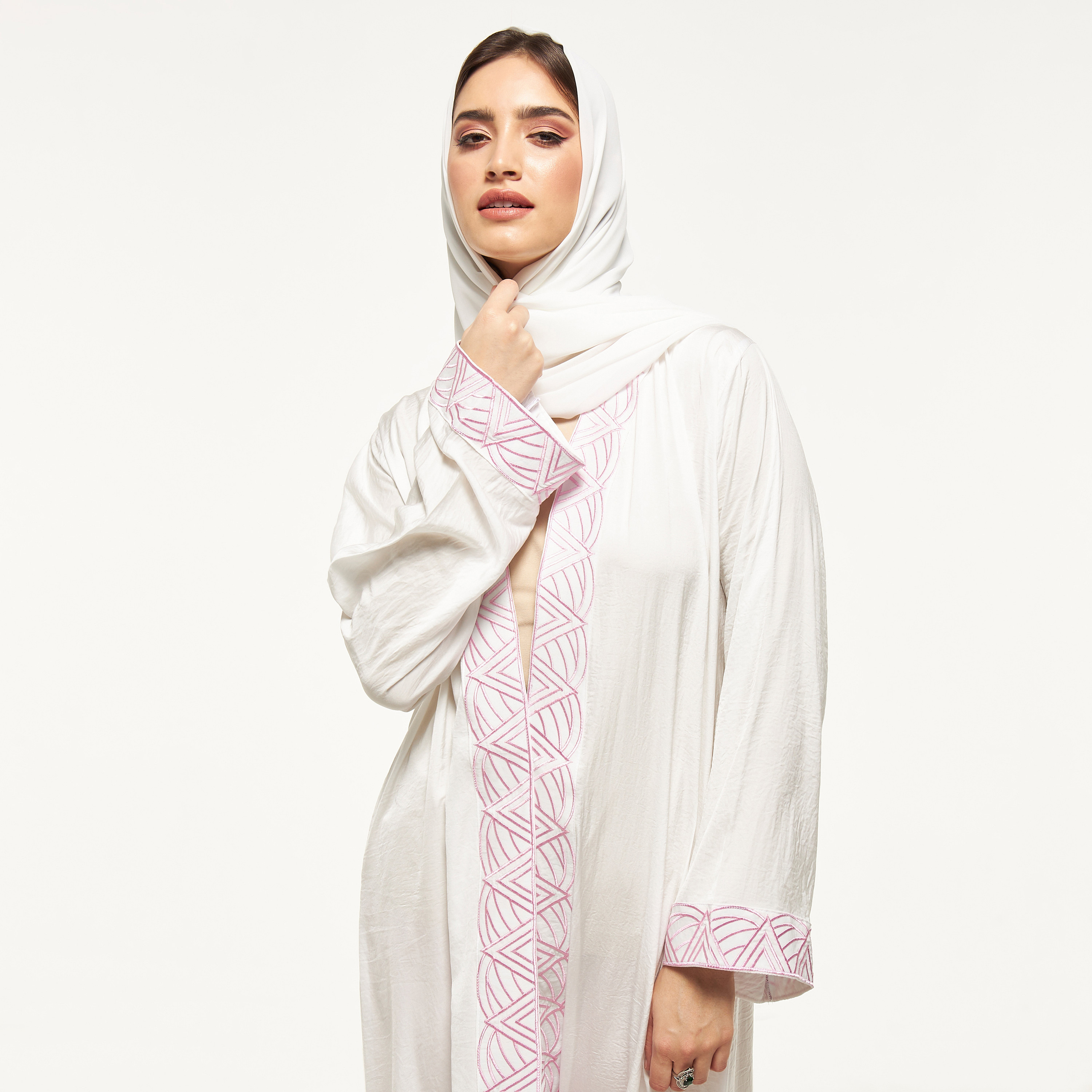 عباية مفتوحة من الأمام مطرزة من مويستريت-women-arabicclothing-abayas-image-2