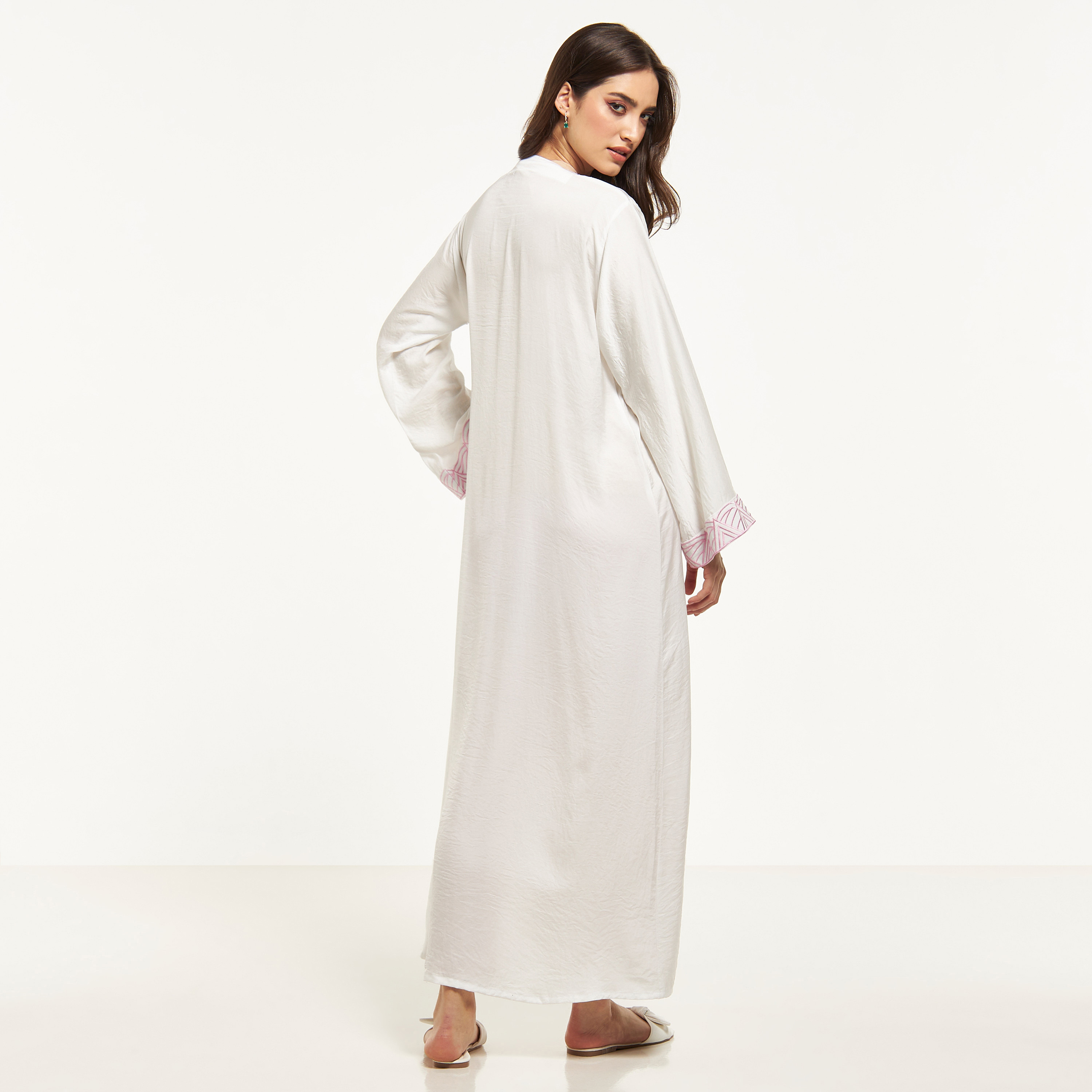 عباية مفتوحة من الأمام مطرزة من مويستريت-women-arabicclothing-abayas-image-5