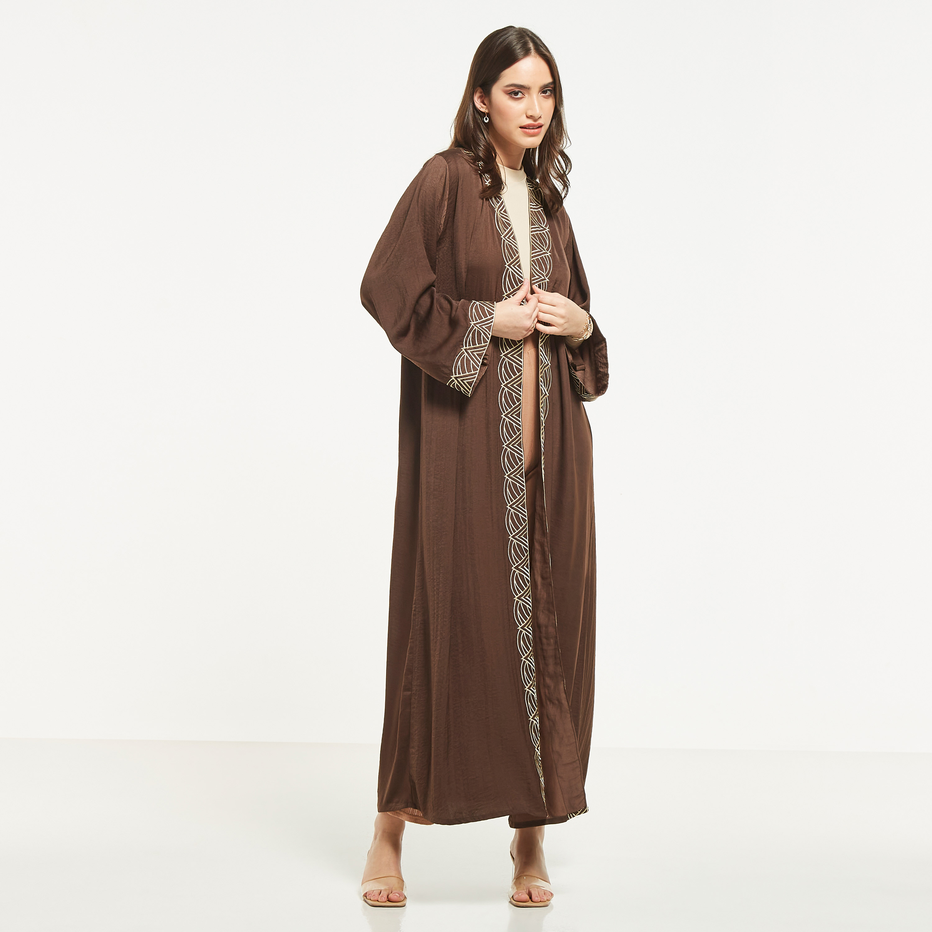 عباية مفتوحة من الأمام مطرزة من مويستريت-women-arabicclothing-abayas-image-1