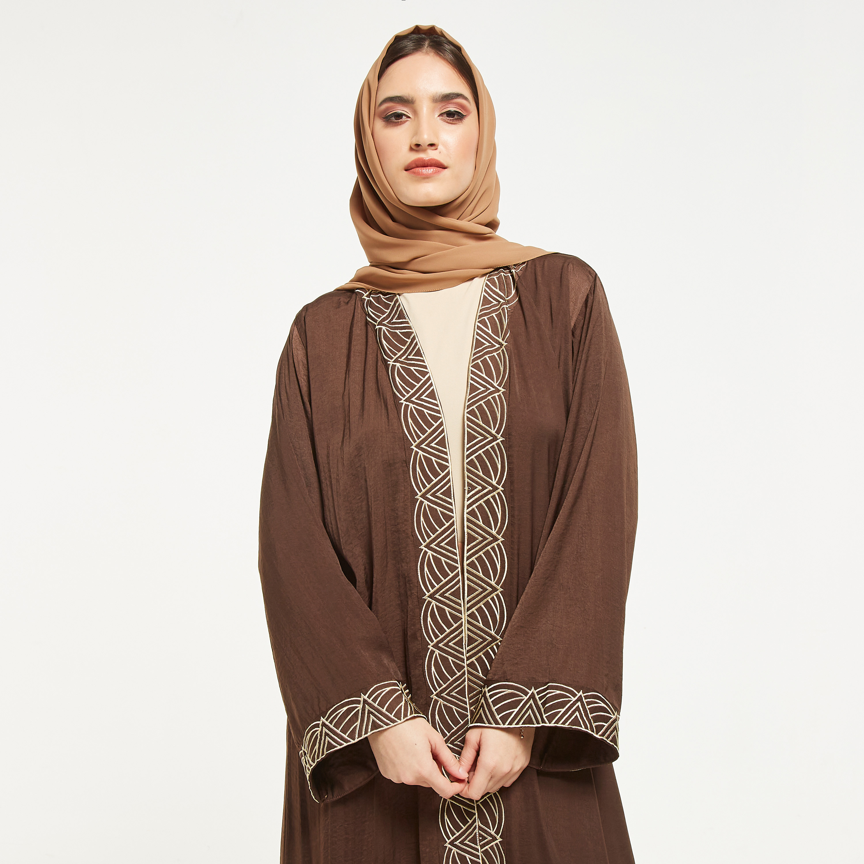 عباية مفتوحة من الأمام مطرزة من مويستريت-women-arabicclothing-abayas-image-2